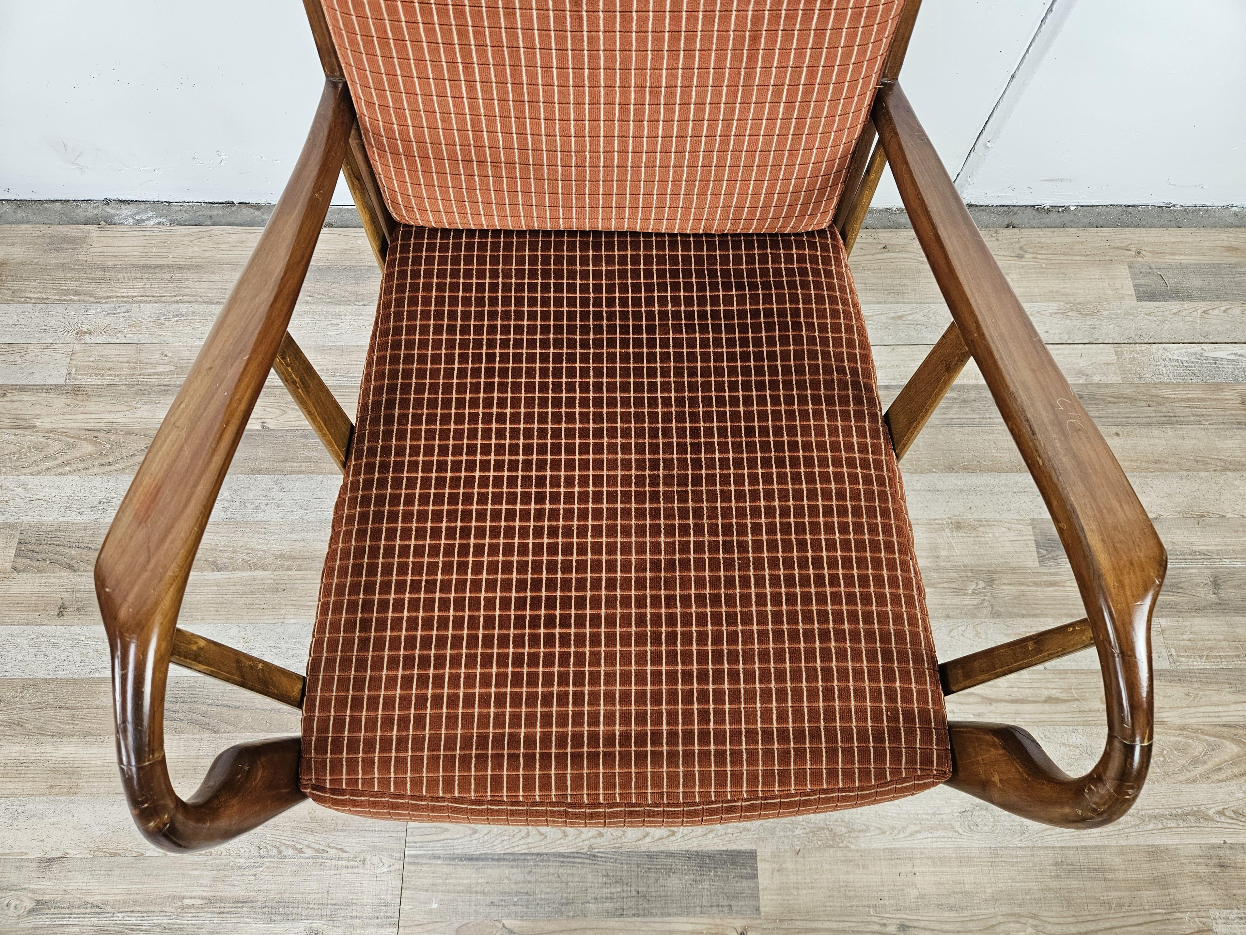 Tessuto Coppia di poltrone vintage italiane in legno e imbottitura 1950 in vendita