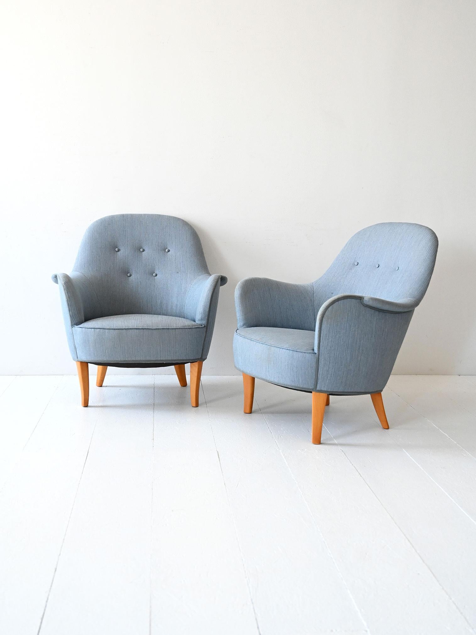 Coppia di poltrone scandinave Samsas anni '50 firmate Carl Malmsten, con gambe in legno chiaro e tappezzeria originale azzurra.

Elegante coppia di poltrone scandinave vintage modello Samsa, firmate da Carl Malmsten. Il modello, dalle linee