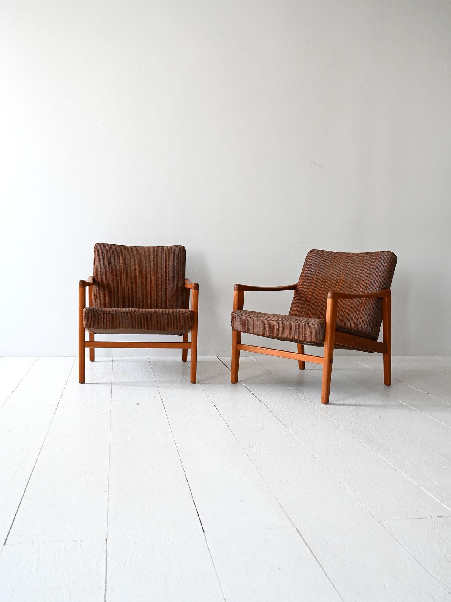 Coppia di poltrone scandinave in teak originali anni ’60 con rivestimento originale in tessuto mélange a righe.

Coppia di poltrone scandinave vintage degli anni ’60 con struttura in teak massello e rivestimento originale in tessuto mélange. La