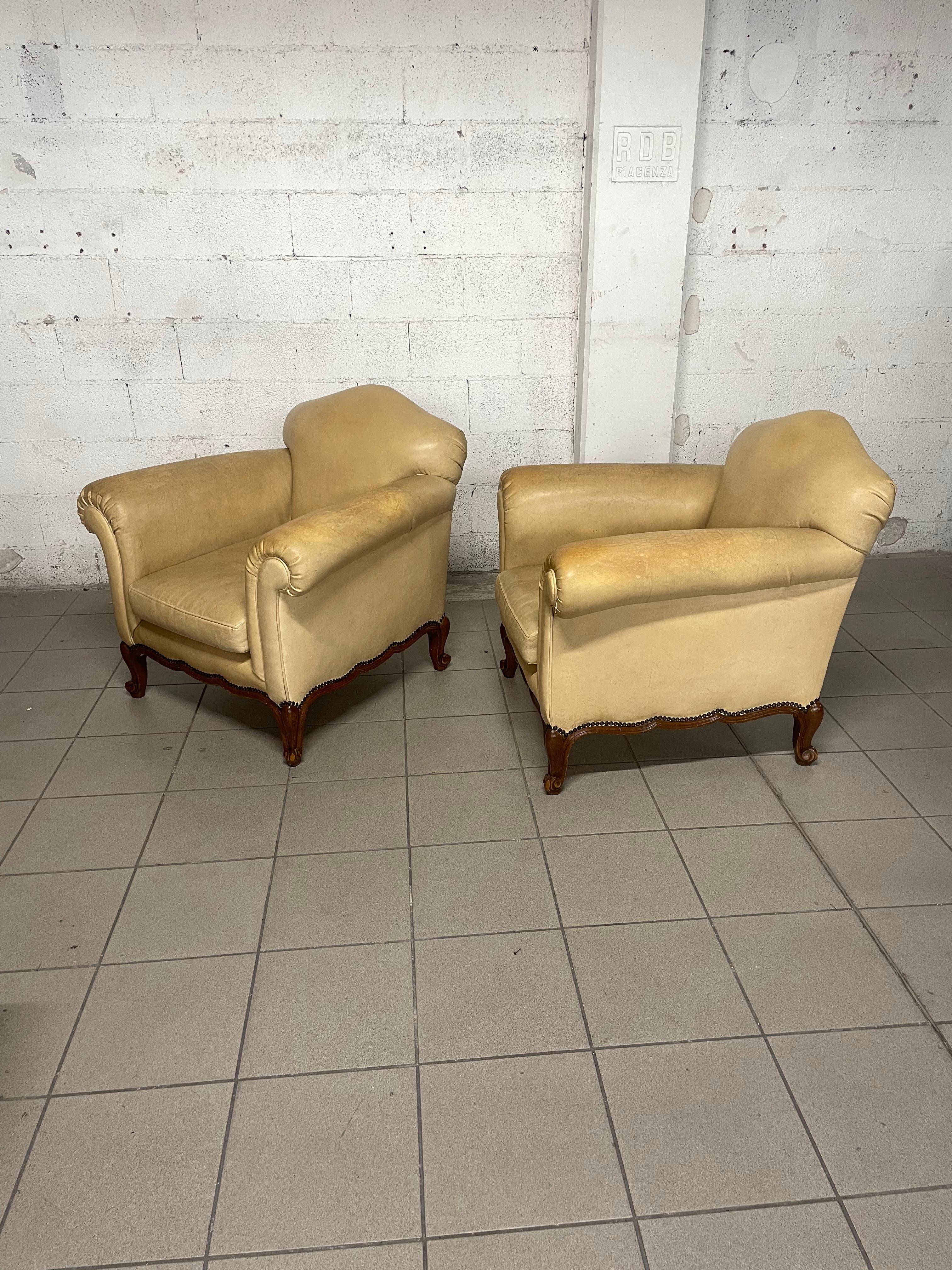Pareja de sillones victorianos de los años 40 en buen estado estructural así como su tapicería de cuero auténtico color crema.

Pies de madera tallada.

Presenta signos de uso y del paso del tiempo; debería considerarse una posible sustitución de la