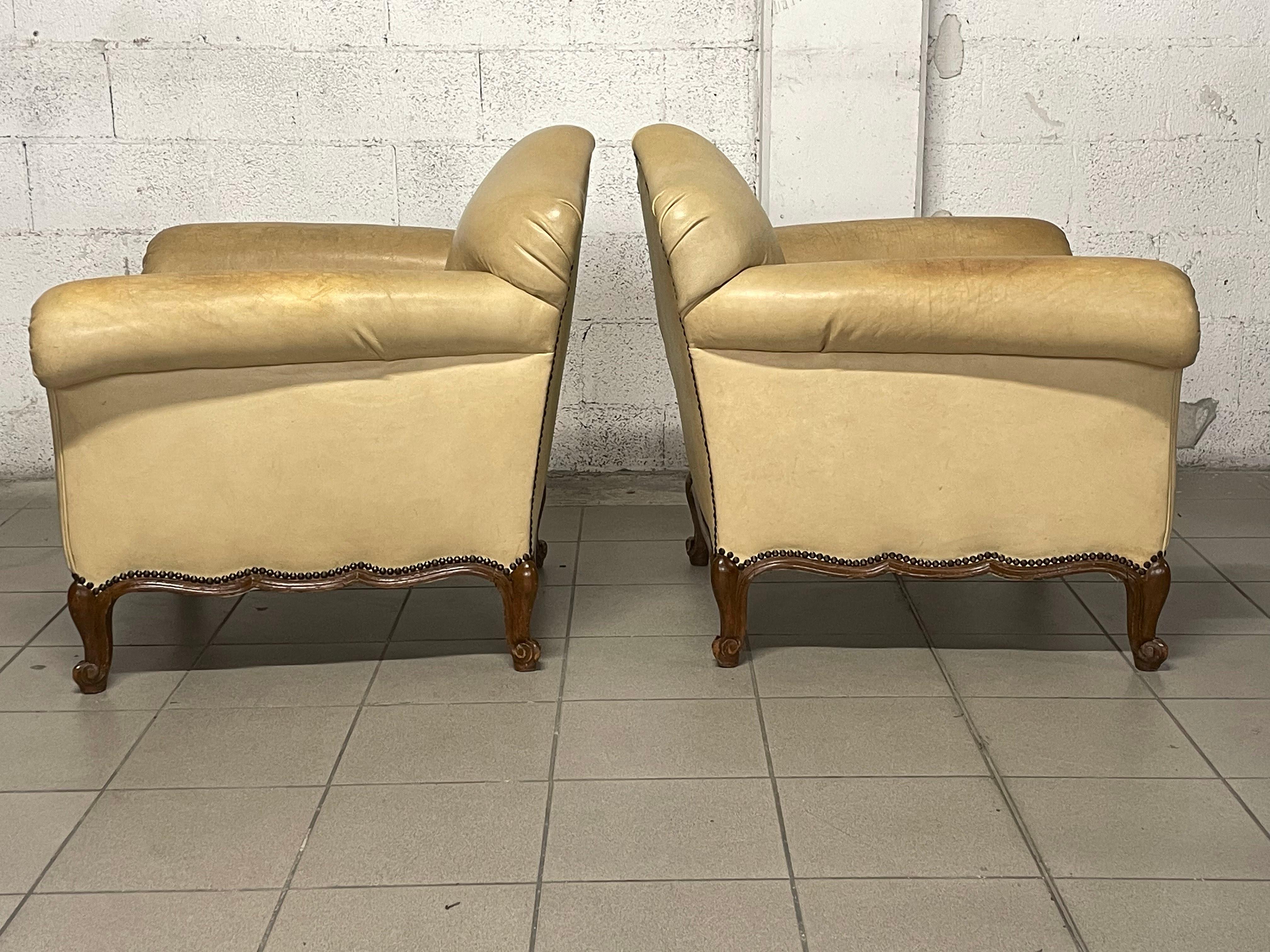 Pareja de sillones victorianos de los años 40 en cuero auténtico en venta 13