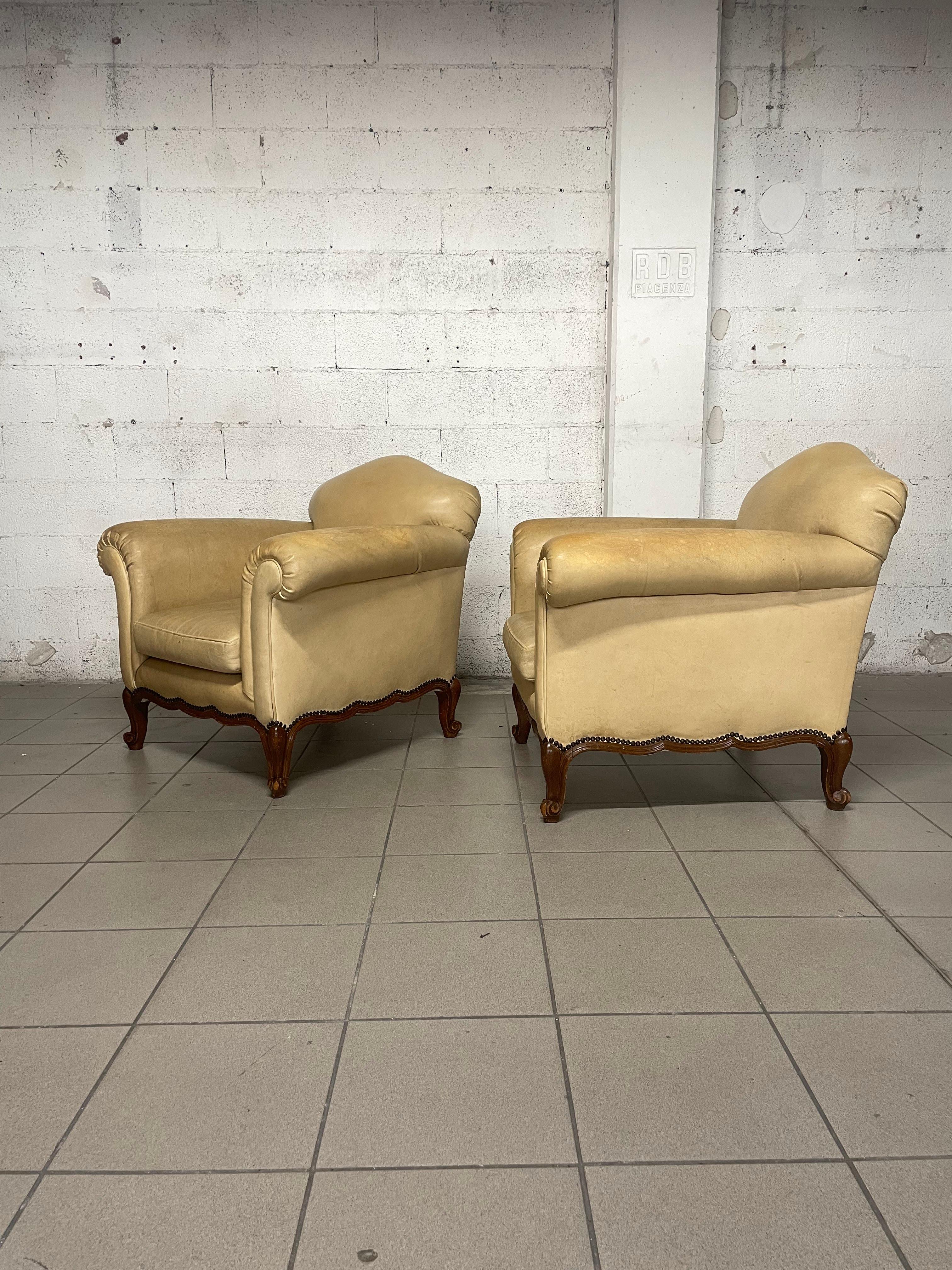 Pareja de sillones victorianos de los años 40 en cuero auténtico Moderno de mediados de siglo en venta