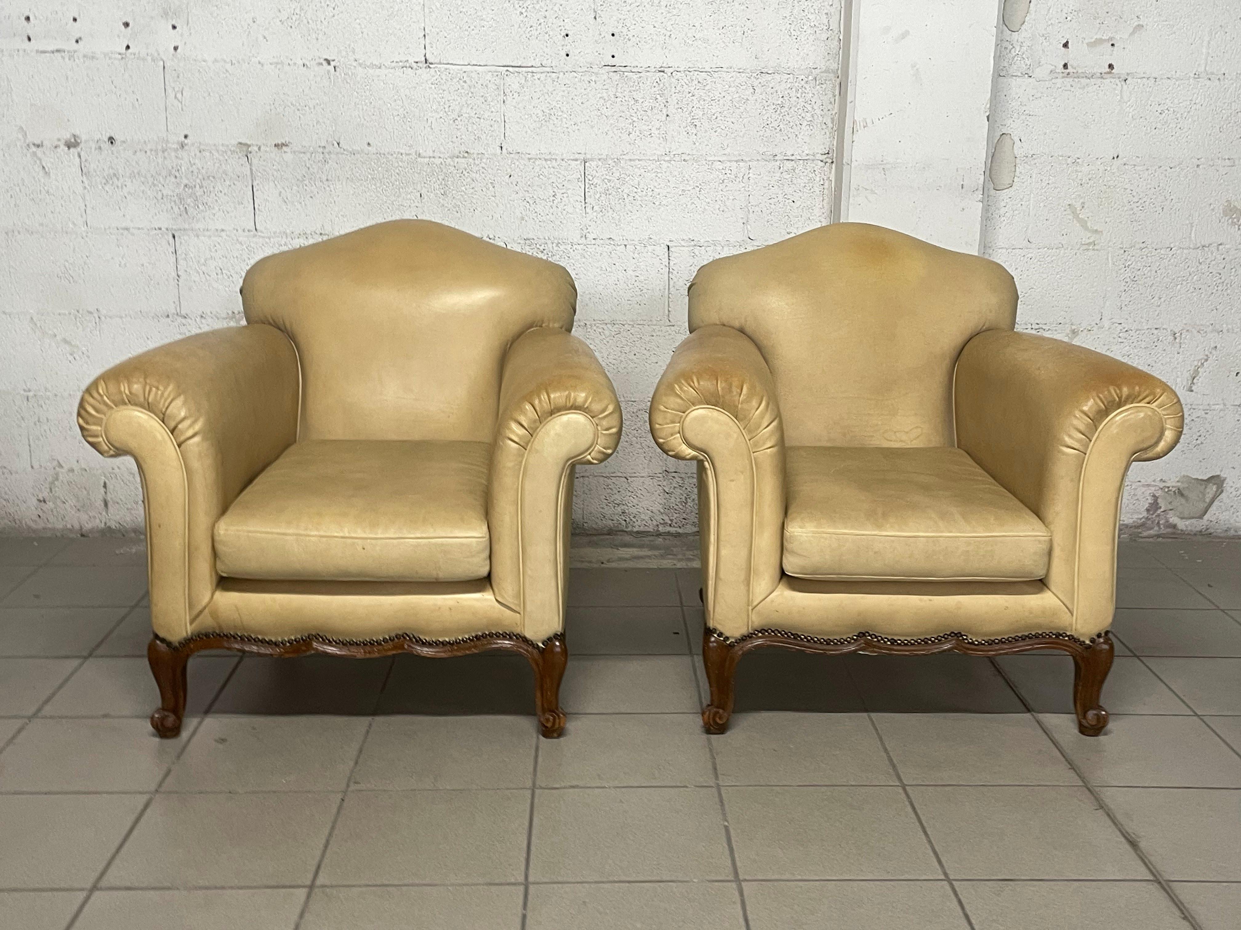 Pareja de sillones victorianos de los años 40 en cuero auténtico en venta 1