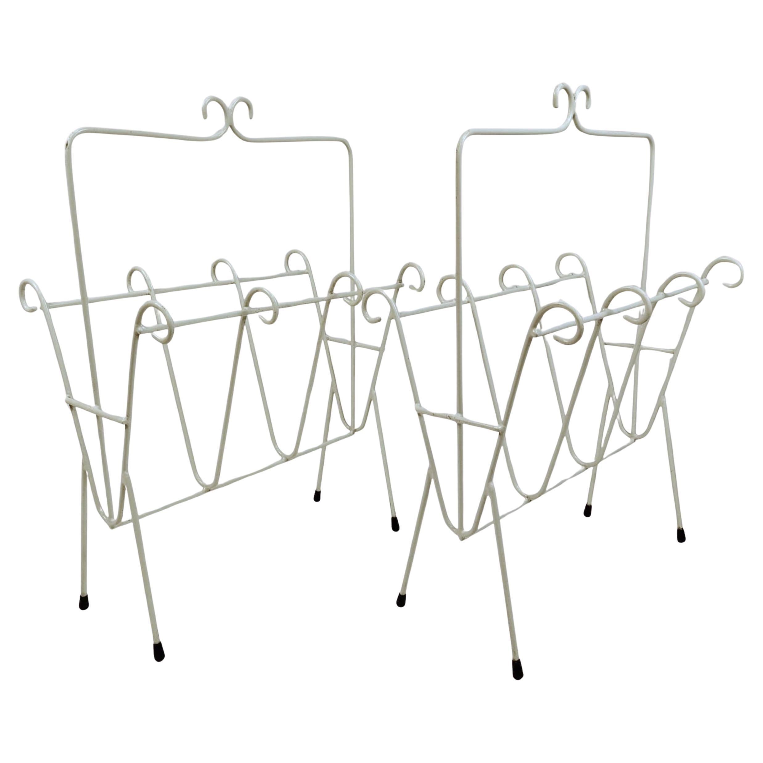 Paar italienische Zeitschriftenständer aus lackiertem Eisen, ca. 1970er Jahre im Angebot