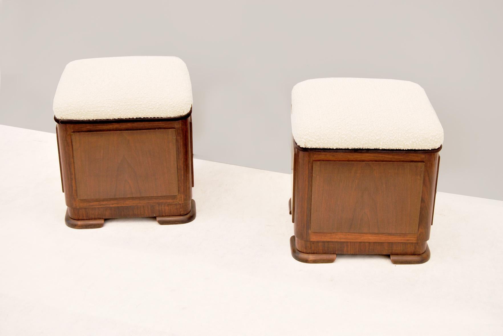 Paire de poufs en patine d'origine avec cadre en bois recouvert de panneaux en noyer. 
Restauré et retapissé avec du tissu bouclè 
Produit en bon état, avec quelques signes du temps. 
Le prix de l'expédition est pour le territoire italien, pour les