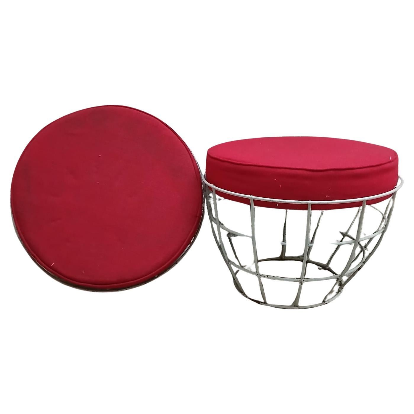 Paire de poufs "panier" - métal peint et coussins rouges - Europe - années 1960 en vente