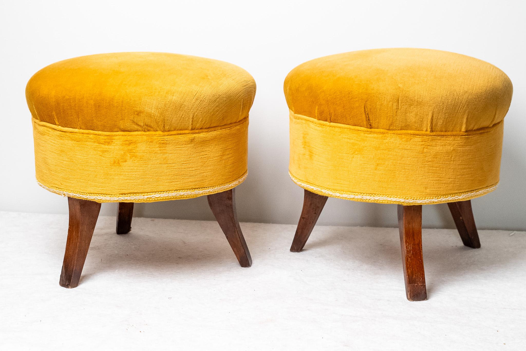 Paire de poufs, fabriqués en Italie, fin du 19e siècle. 
Paire de poufs ronds recouverts de velours moutarde d'origine, avec trois pieds en bois. 
Le prix de l'expédition est pour le territoire italien, pour les îles et pour l'expédition à