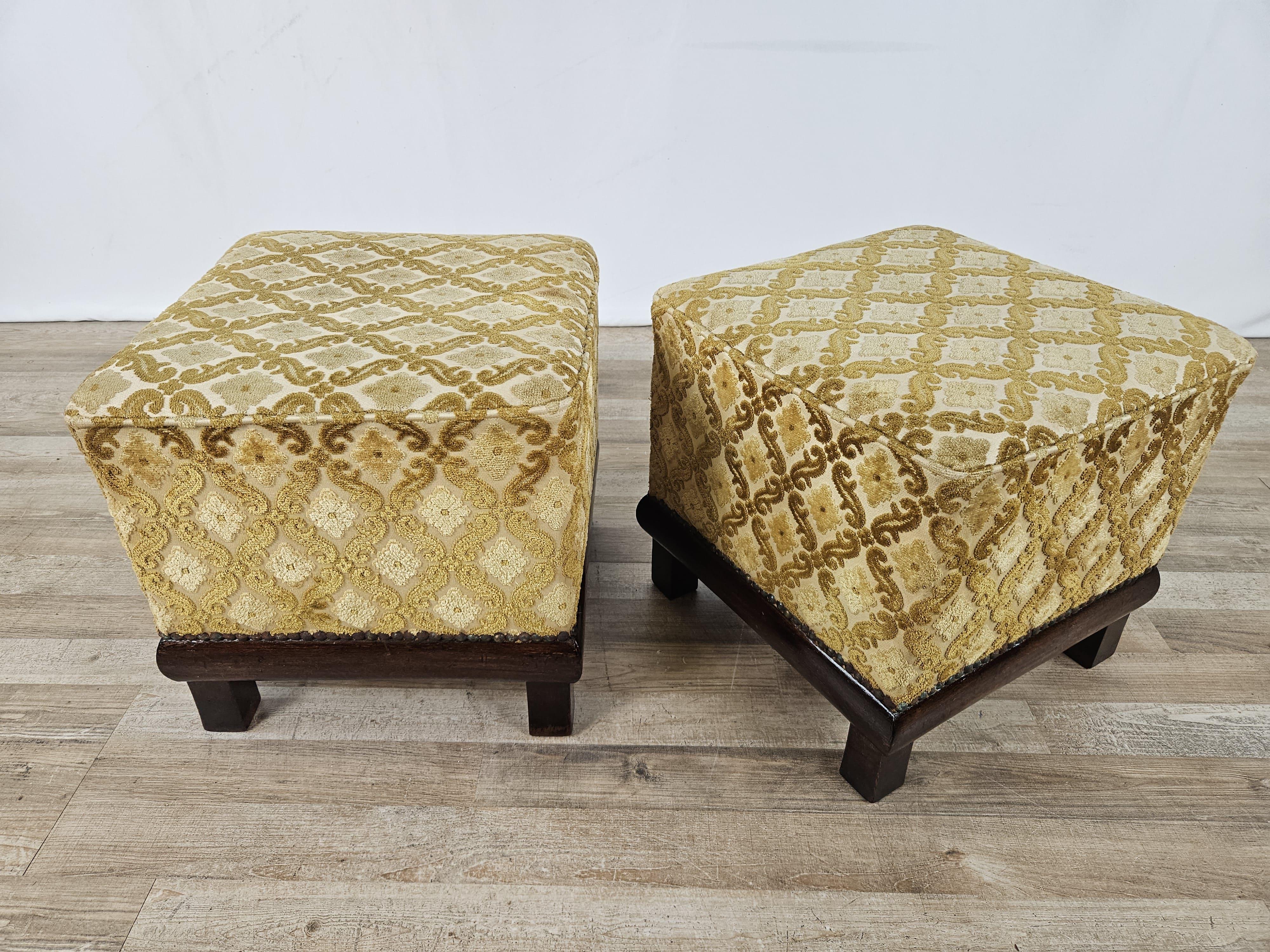 Élégante paire de poufs en noyer du début des années 1930 de la période Art Déco, tapissés et retapissés vers 1990.

Très distinctif, décoré de clous en laiton sur le pourtour et doté d'un design moderne et fonctionnel.

Les poufs ont été polis à
