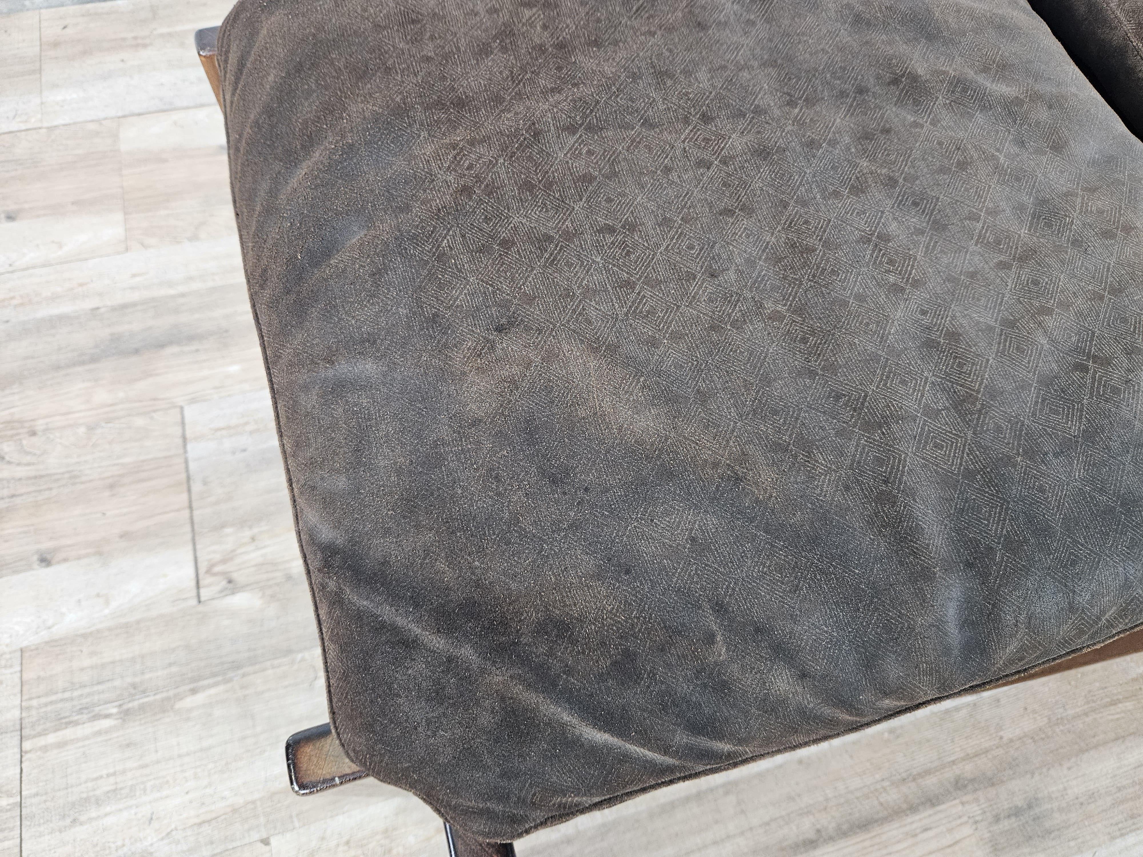 Paire de poufs rembourrés en noyer du milieu du siècle dernier 20e siècle en vente 3