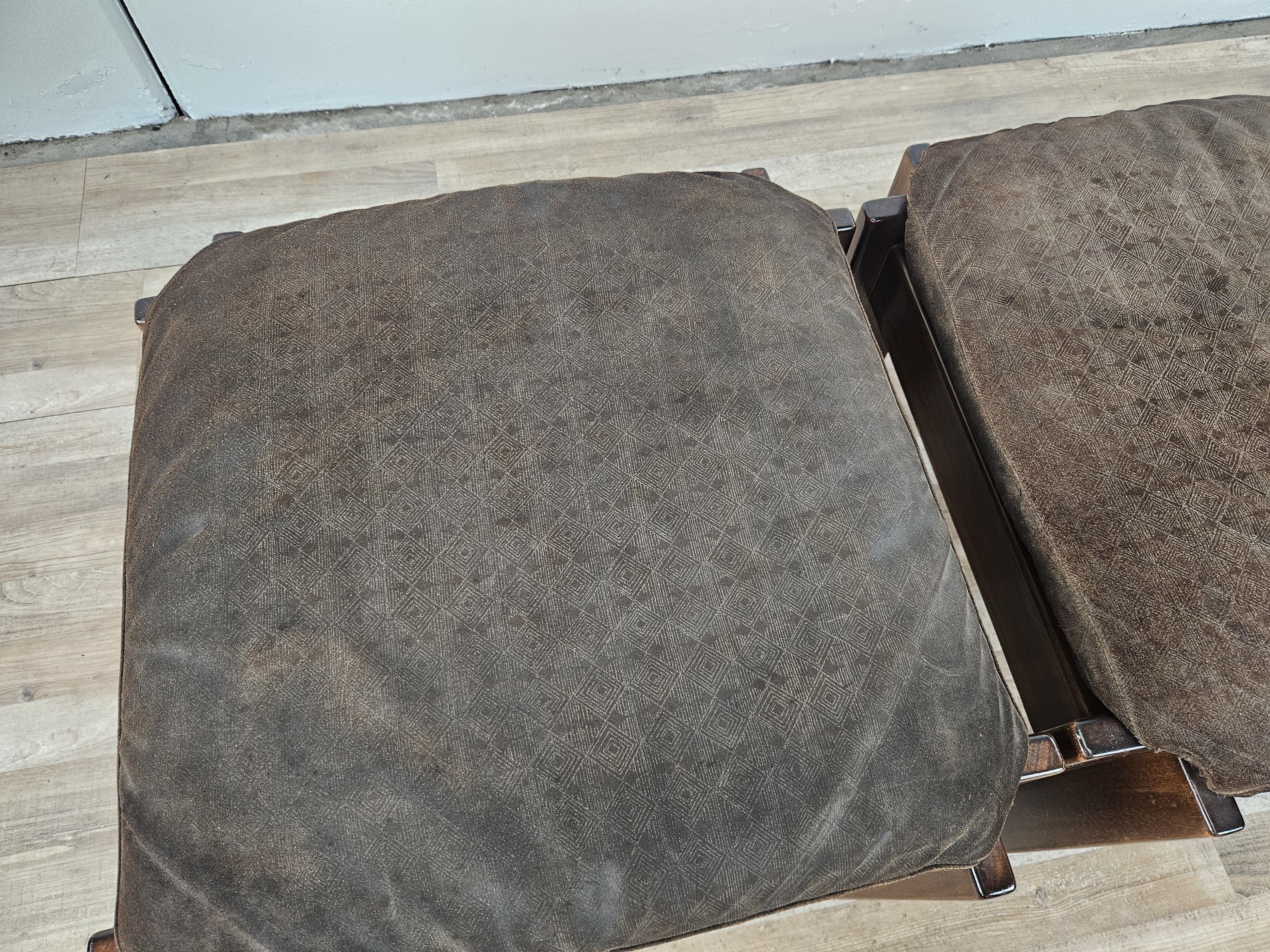 Paire de poufs rembourrés en noyer du milieu du siècle dernier 20e siècle en vente 4