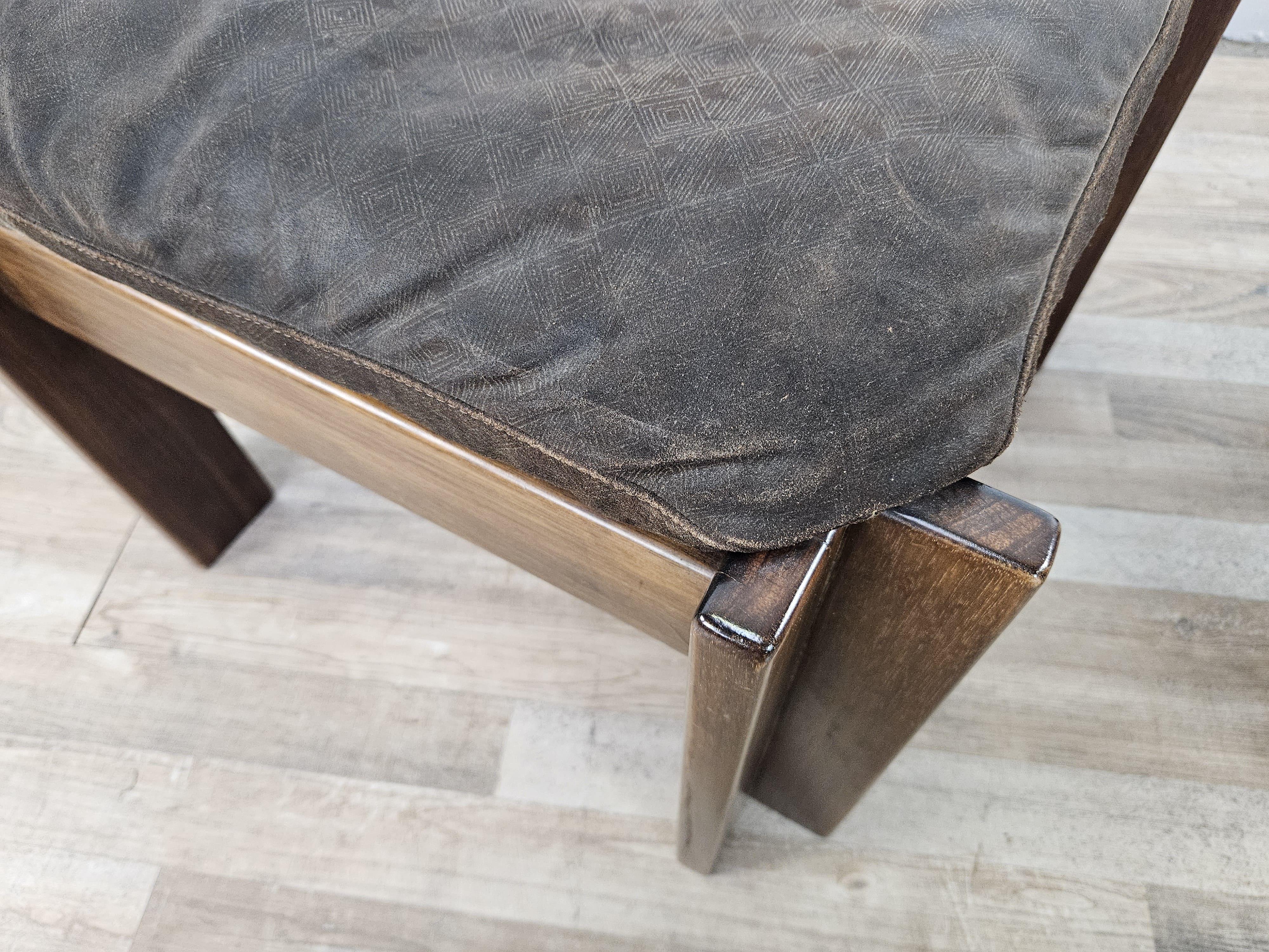 Paire de poufs rembourrés en noyer du milieu du siècle dernier 20e siècle en vente 5