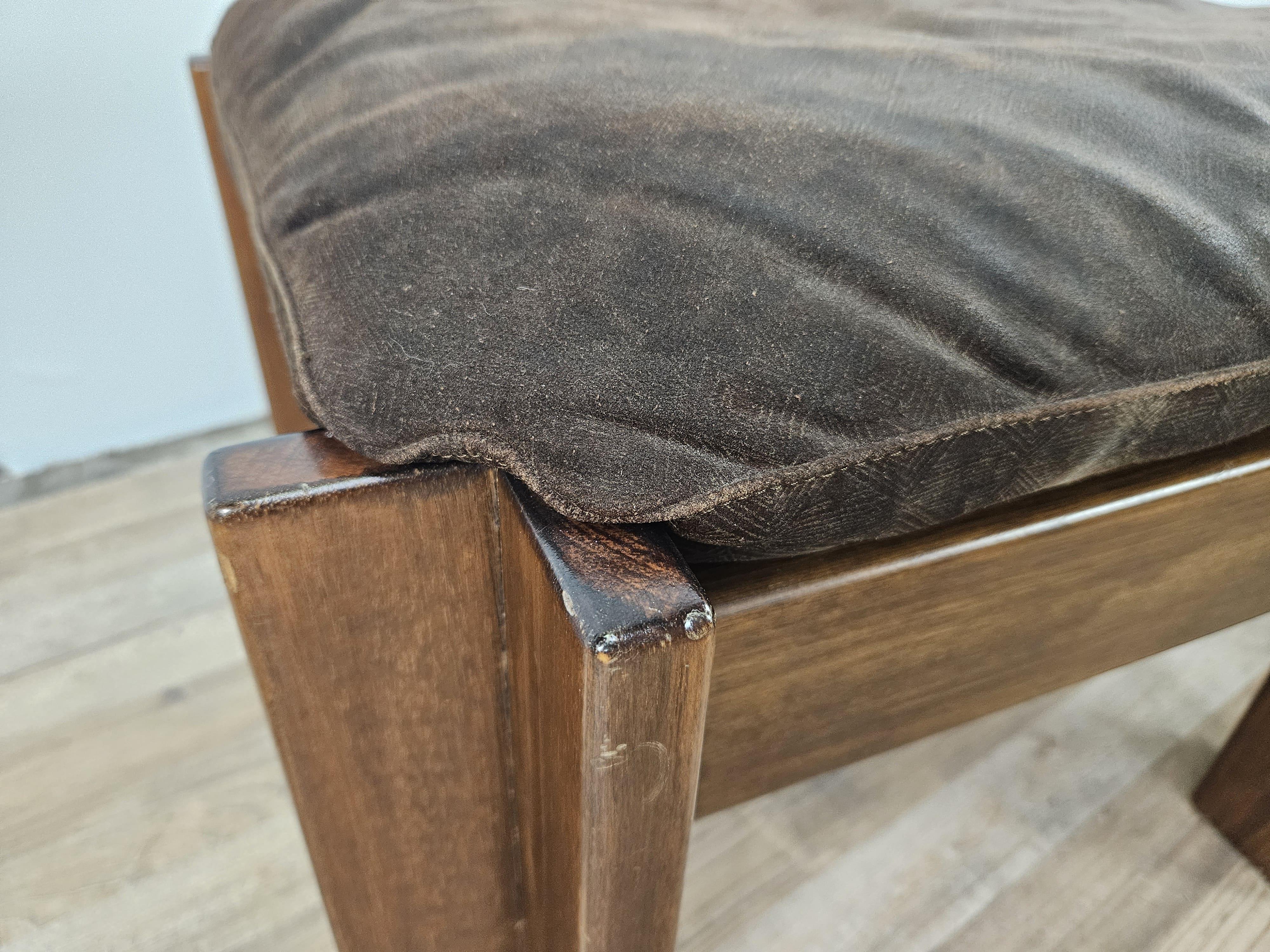 Paire de poufs rembourrés en noyer du milieu du siècle dernier 20e siècle en vente 6