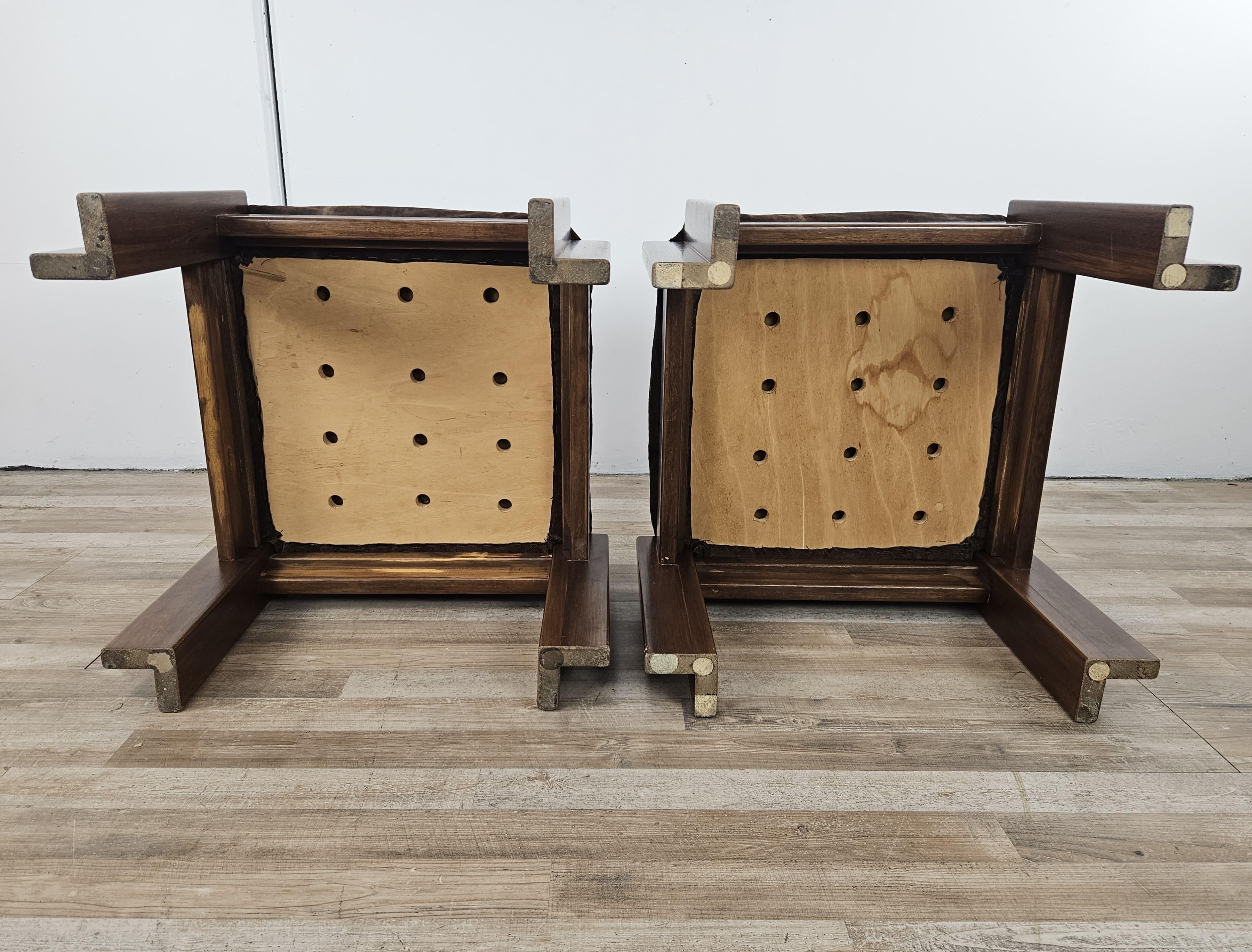 Paire de poufs rembourrés en noyer du milieu du siècle dernier 20e siècle en vente 7