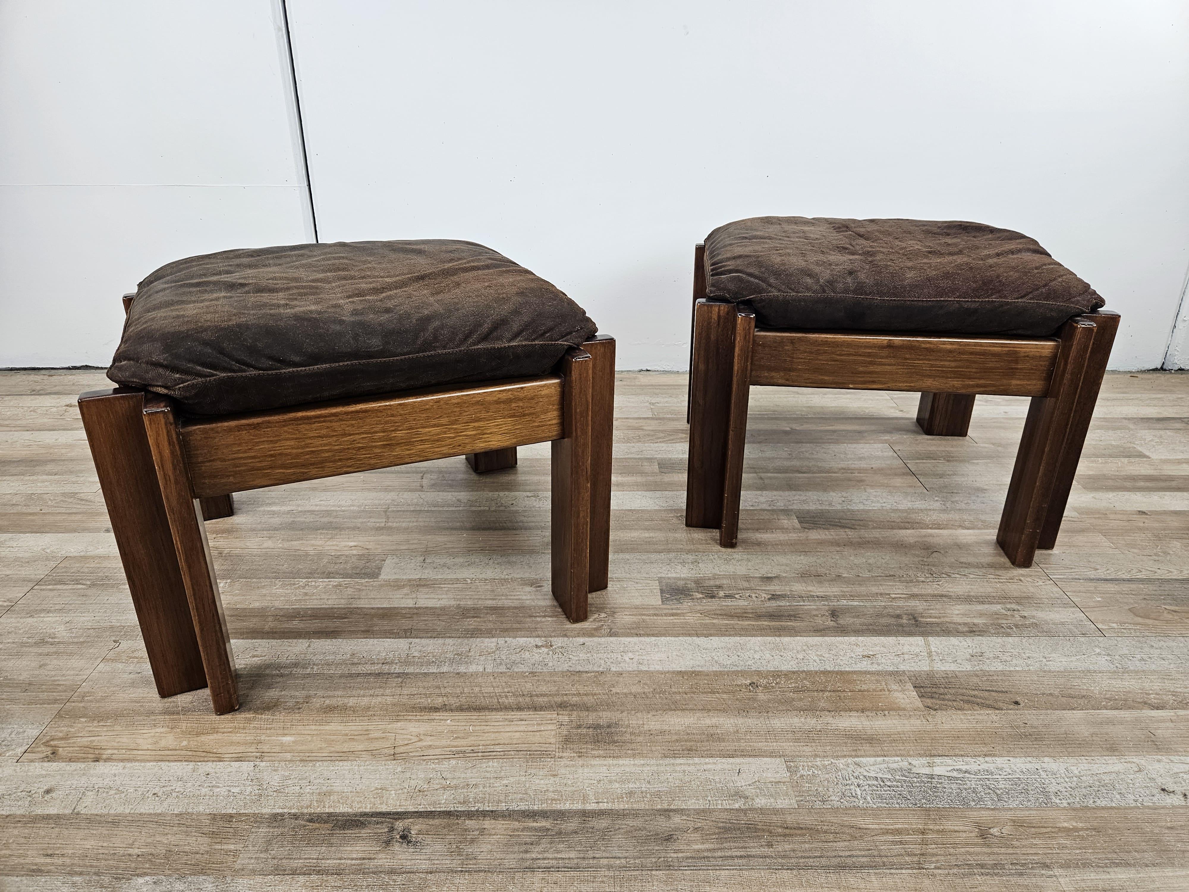 Paire d'élégants poufs postmodernes en noyer avec assise rembourrée, production italienne vers les années 1970.

Les sièges sont d'origine de l'époque, avec quelques zones usées comme le montre la photo.