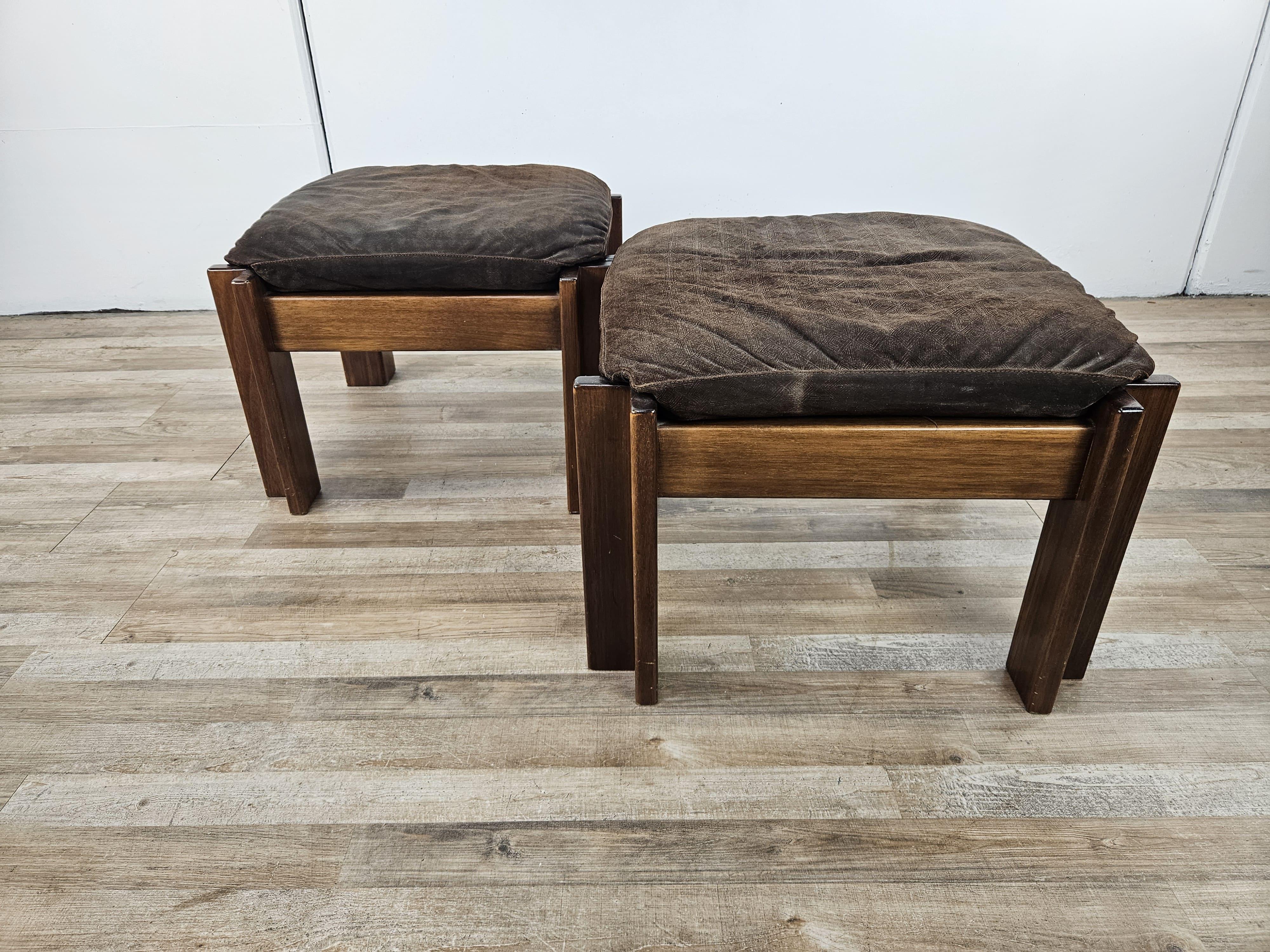 Italian Paire de poufs rembourrés en noyer du milieu du siècle dernier 20e siècle en vente