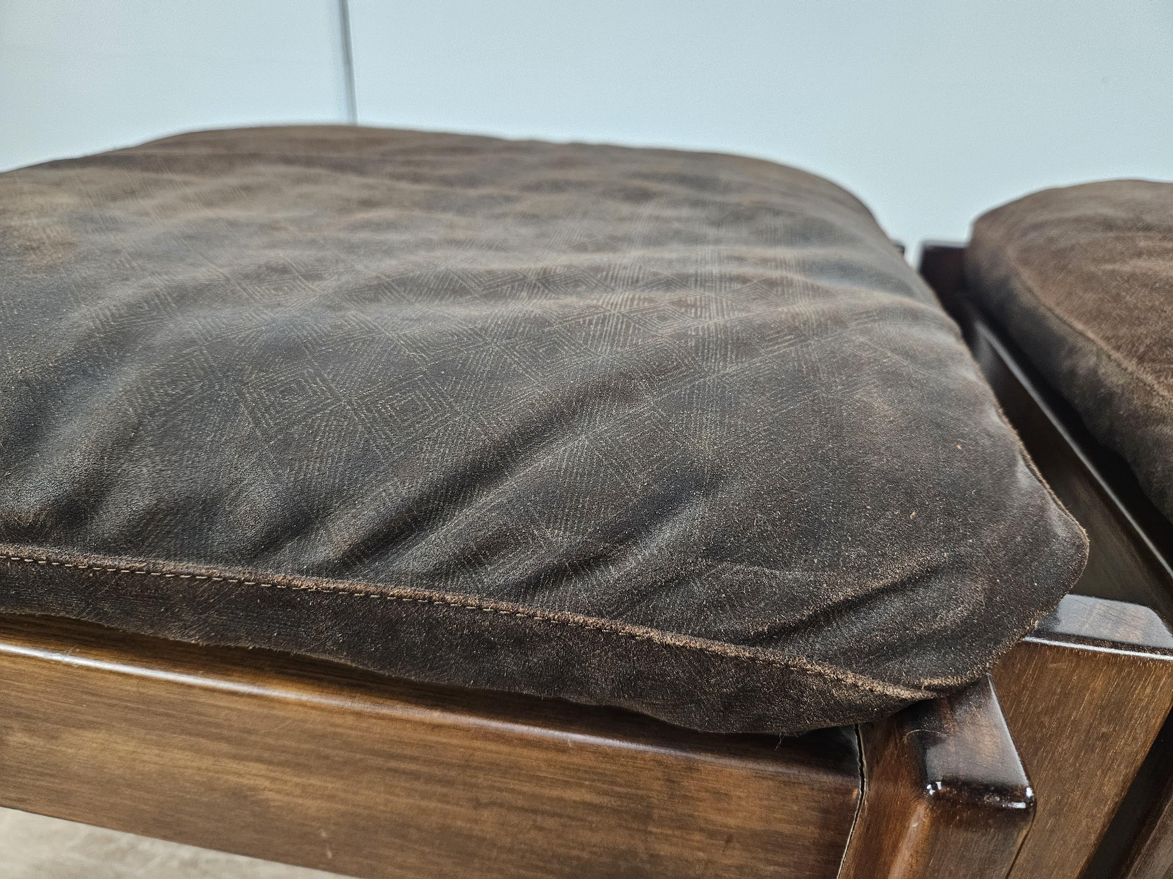 Late 20th Century Paire de poufs rembourrés en noyer du milieu du siècle dernier 20e siècle en vente