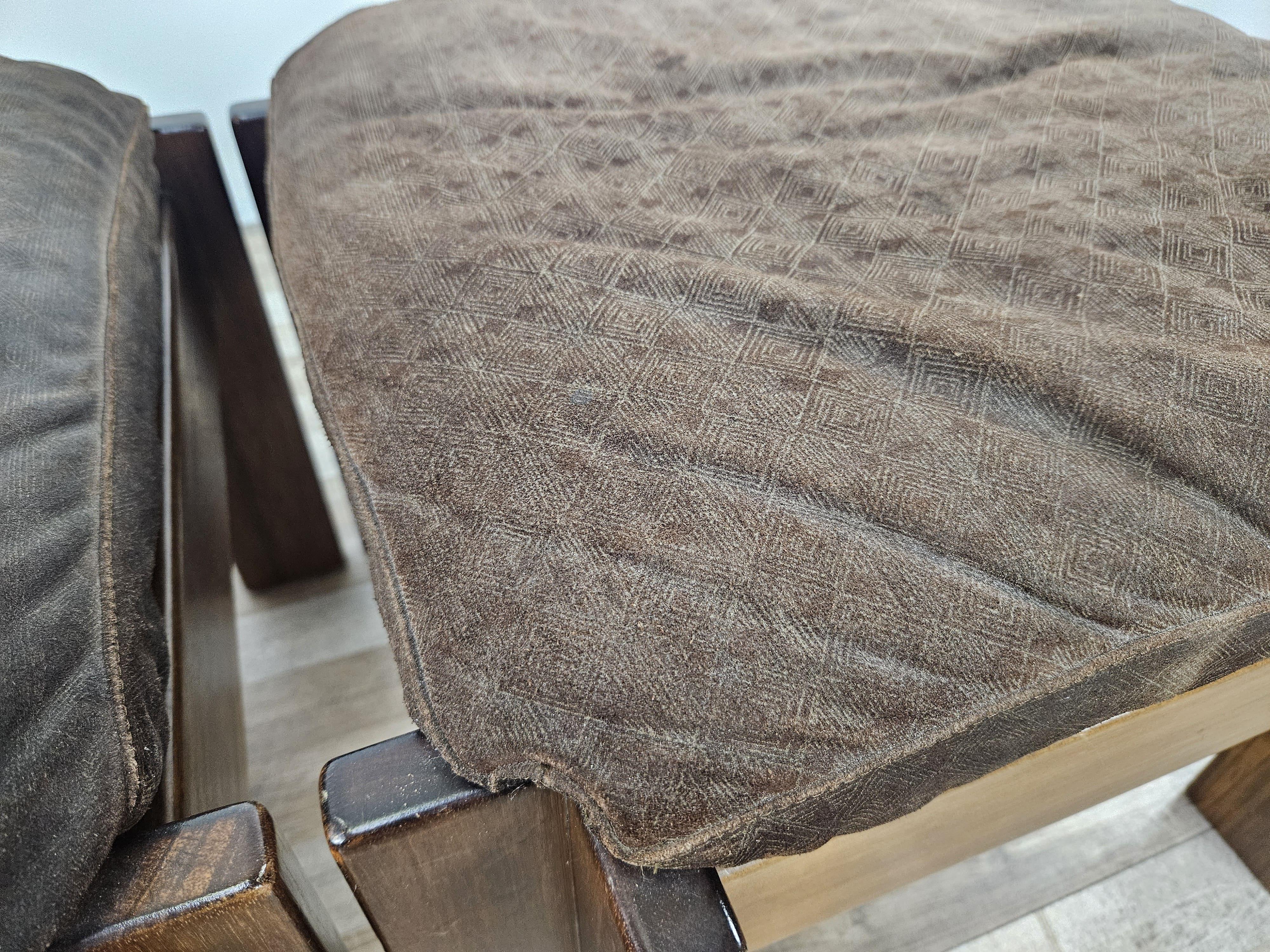 Noyer Paire de poufs rembourrés en noyer du milieu du siècle dernier 20e siècle en vente