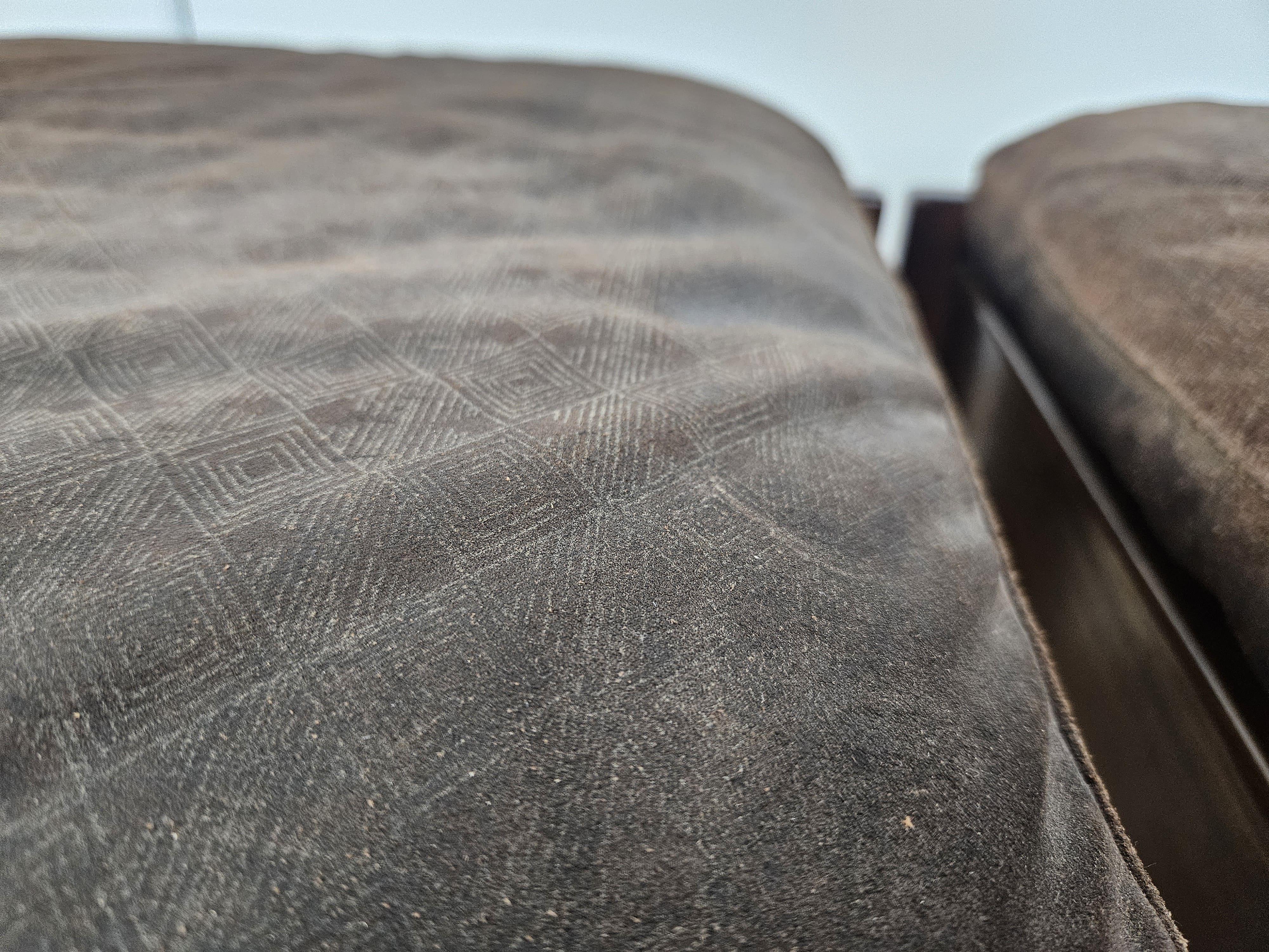 Paire de poufs rembourrés en noyer du milieu du siècle dernier 20e siècle en vente 2