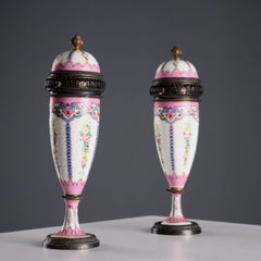 Pareja de perfumeros en plata y porcelana de Limoges Francia Principios del siglo XX