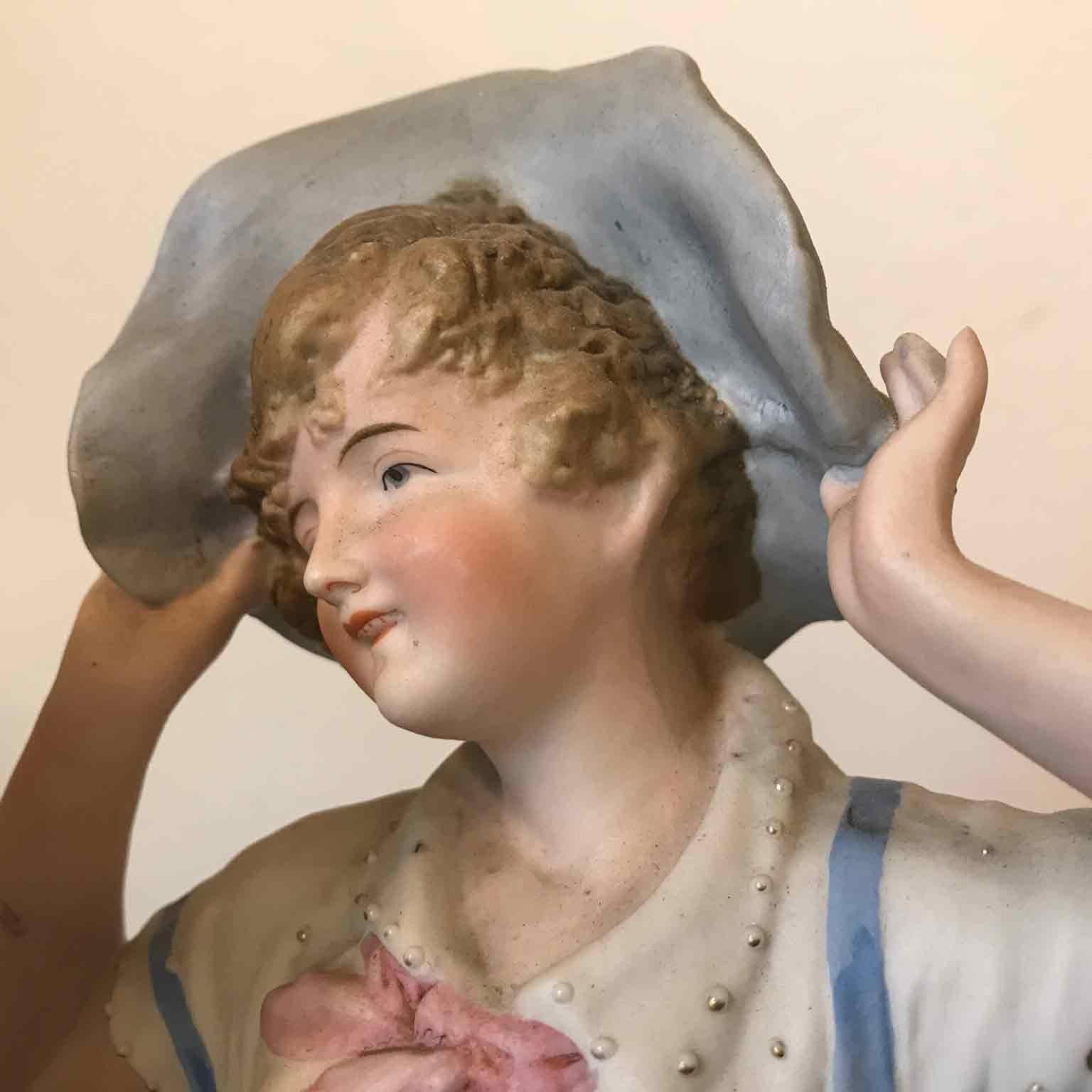 Romantique Figure italienne Coppia di Ragazze con Cappello en biscuit XX Secolo  en vente