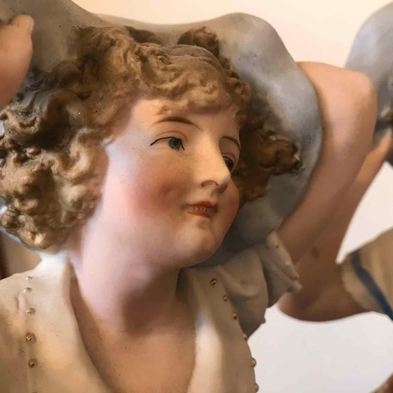 Italiano Coppia di Ragazze con Cappello Figure Italiane in Biscotto XX Secolo in vendita