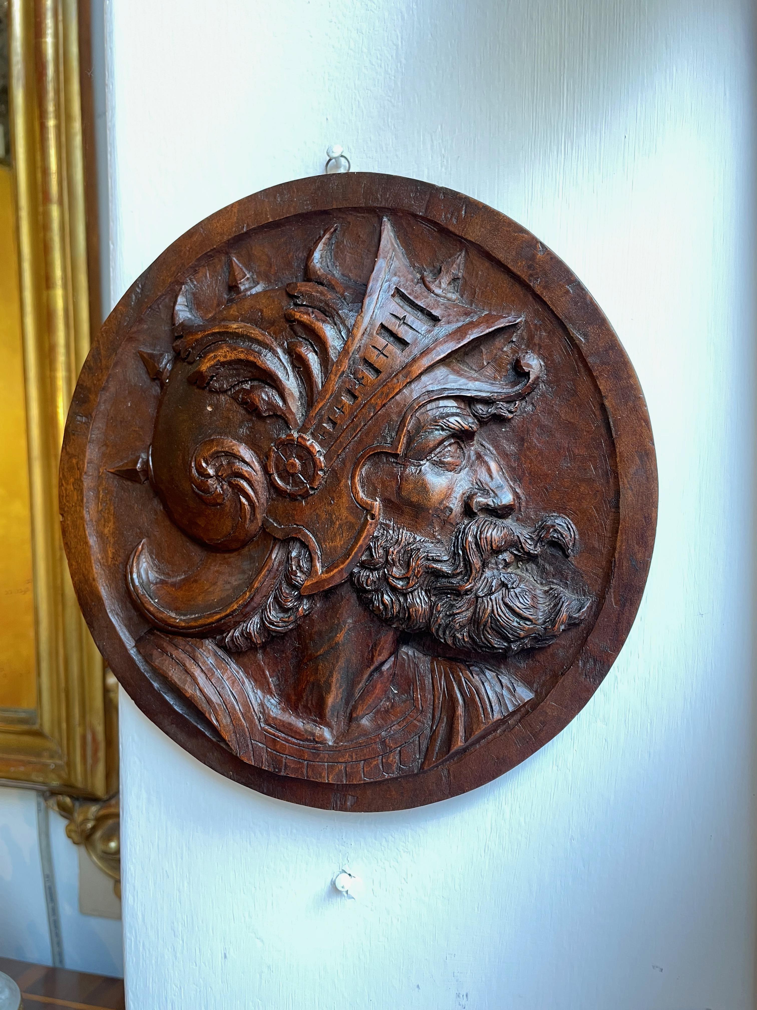 Pine Pair of 19th century French Reliefs Carved Knight Profiles Circular Panels For Sale