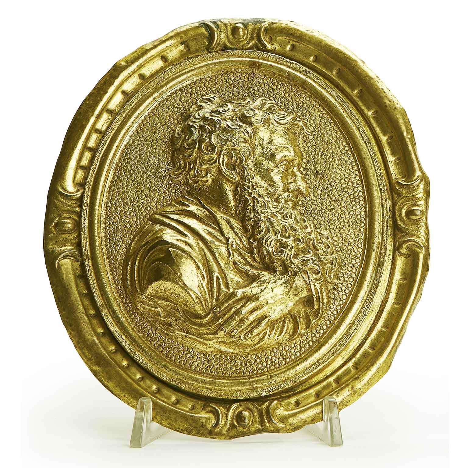 Paire de plaques en bronze doré au mercure avec des profils de saints d'origine italienne de la première moitié du XVIIIe siècle, une paire de plaques dorées du XVIIIe siècle, de forme ovale composée de deux éléments superposés ; le profil moulé et