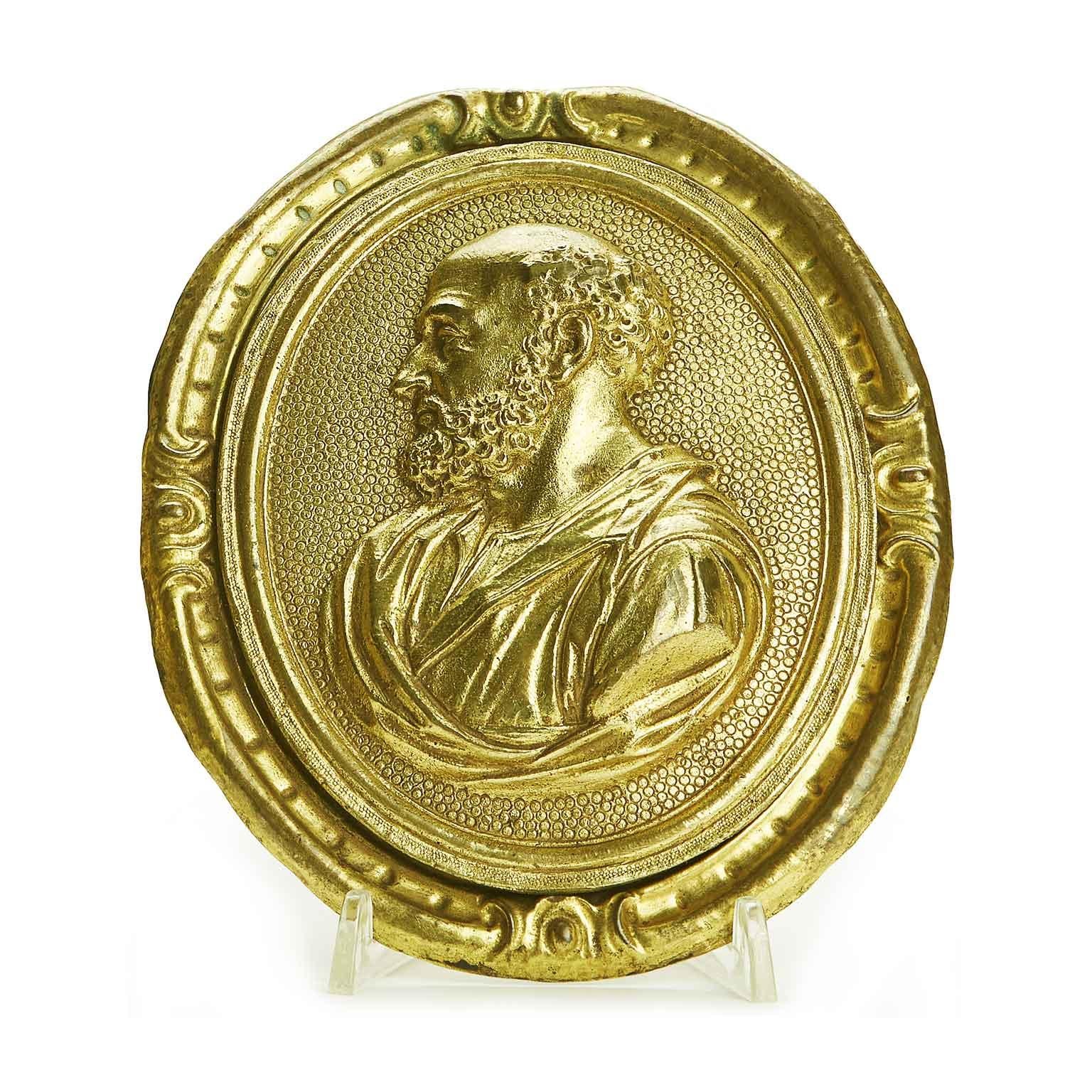 Doré Paire de reliefs italiens en bronze doré avec profils de saints 17e siècle  en vente