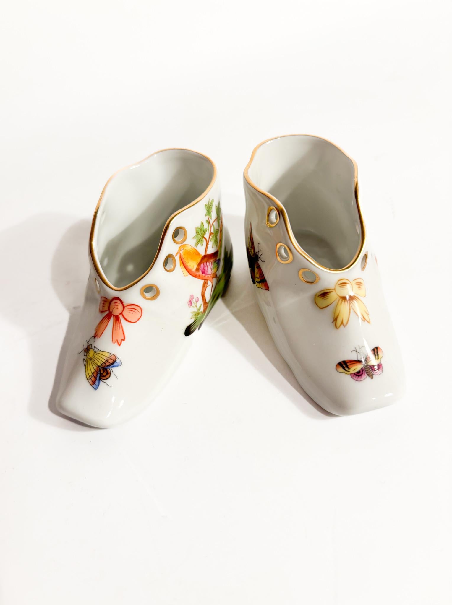 Coppia di scarpe in porcellana di Herend dipinta a mano, realizzate negli anni '60

Ø cm 10 h cm 5

Le porcellane Herend sono tra le più prestigiose e ricercate al mondo. Prodotto in Ungheria dal 1826, Herend è noto per la sua qualità eccezionale,