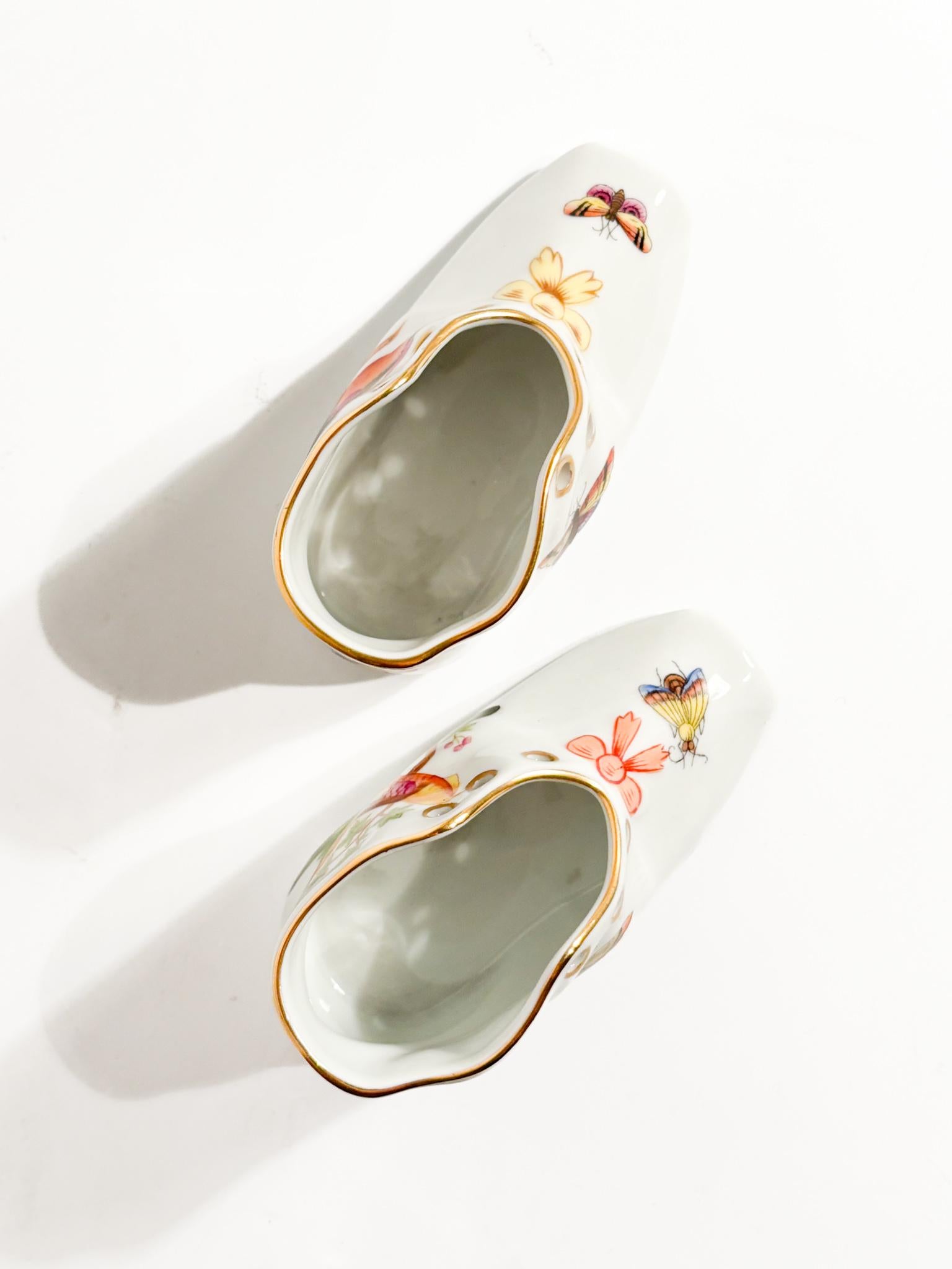 Porcelain Coppia di Scarpette in Porcellana di Herend Dipinte a Mano Anni 60 For Sale