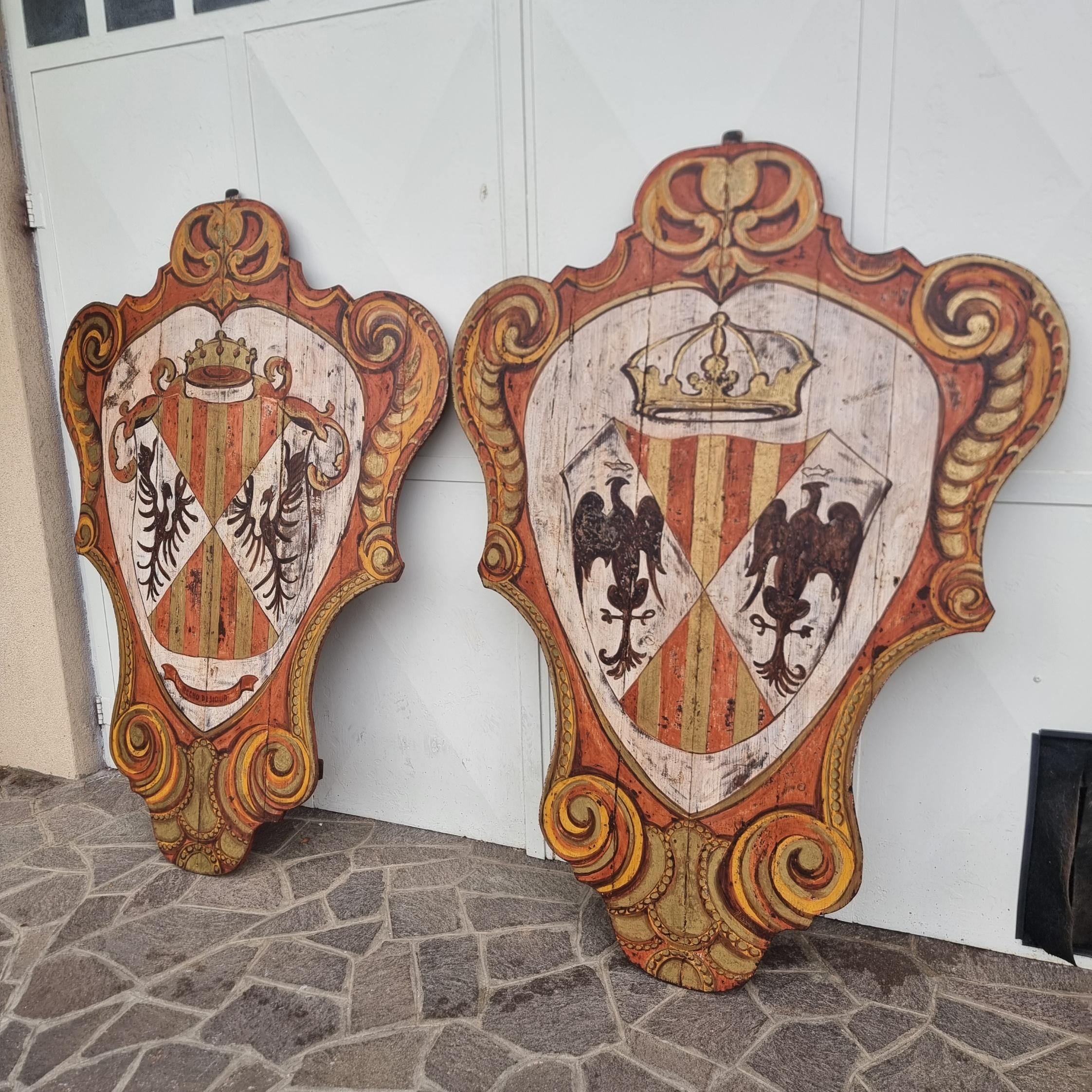 Paire de boucliers aristocratiques en bois peint du 20e siècle en vente 2