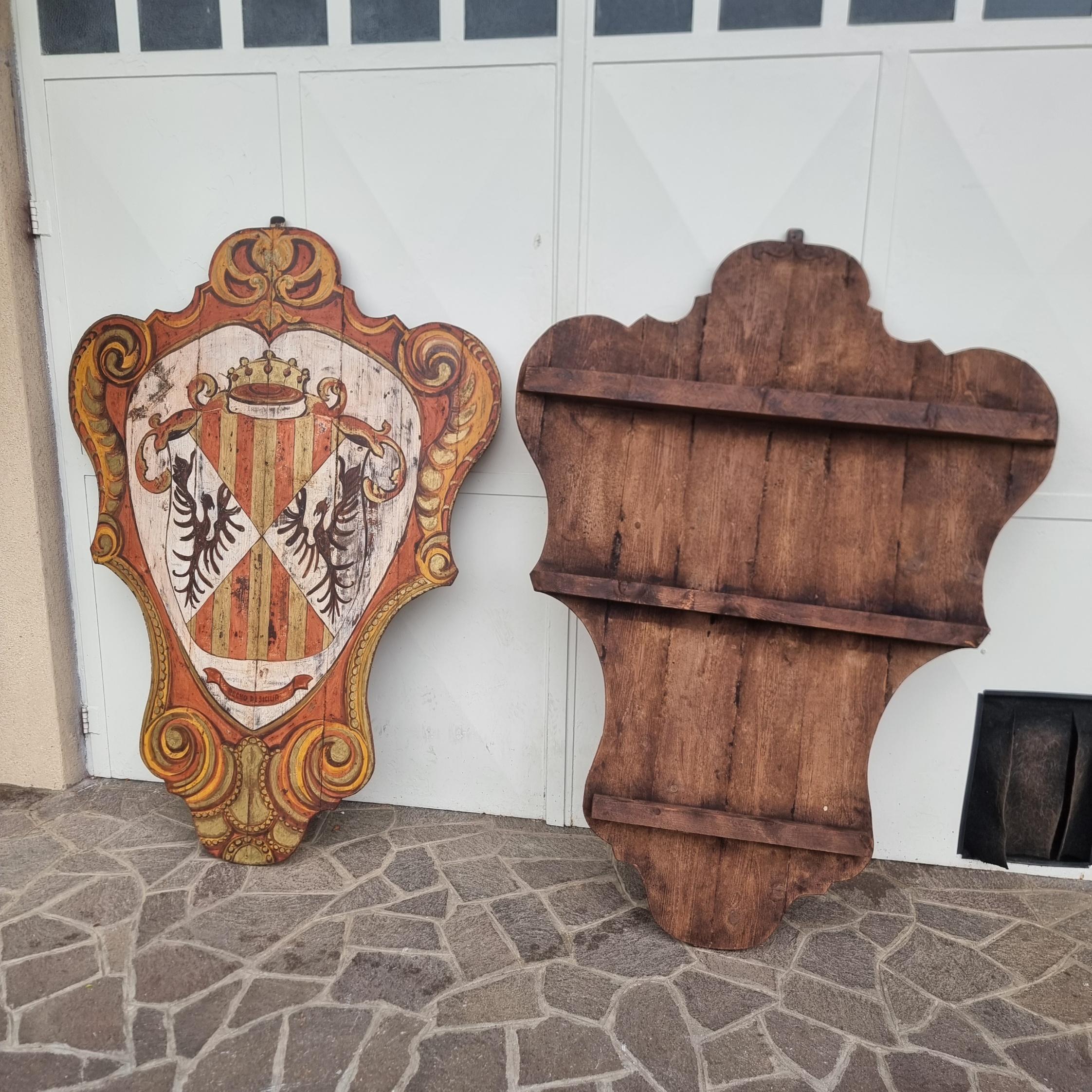 Paire de boucliers aristocratiques en bois peint du 20e siècle en vente 3