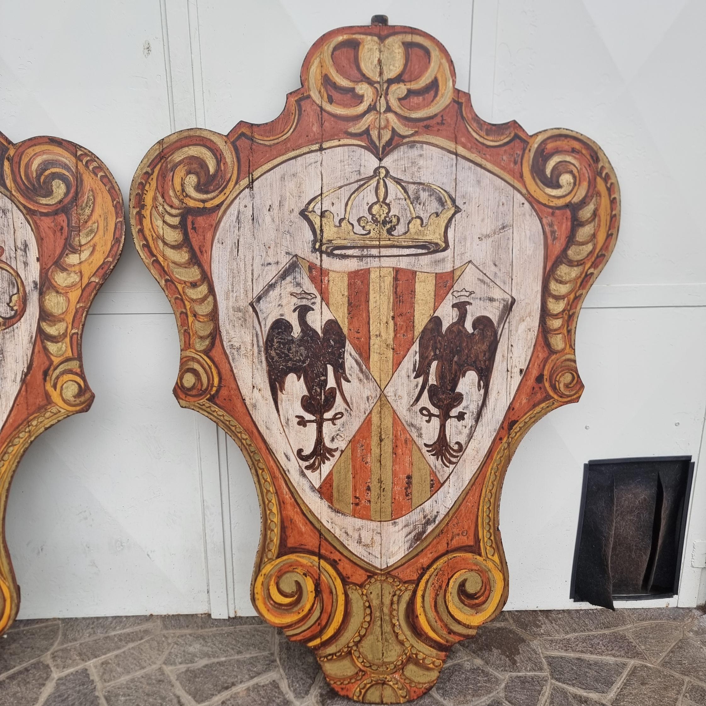 Italian Paire de boucliers aristocratiques en bois peint du 20e siècle en vente