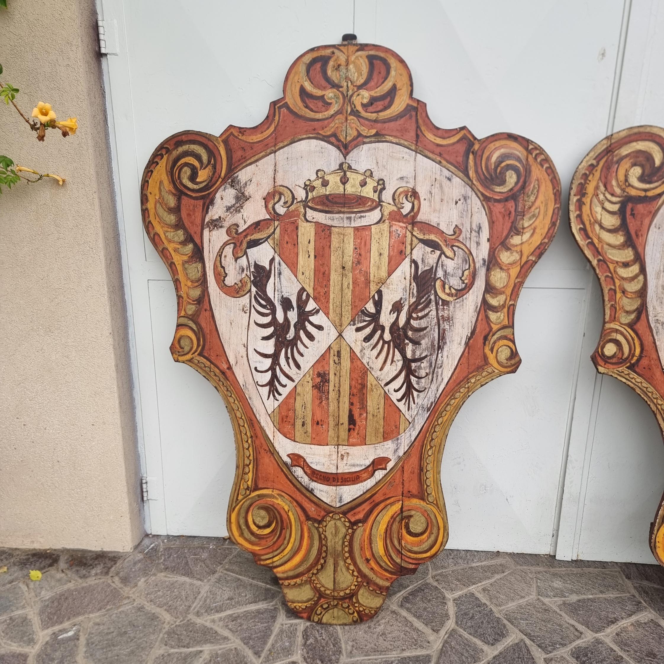 Huilé Paire de boucliers aristocratiques en bois peint du 20e siècle en vente