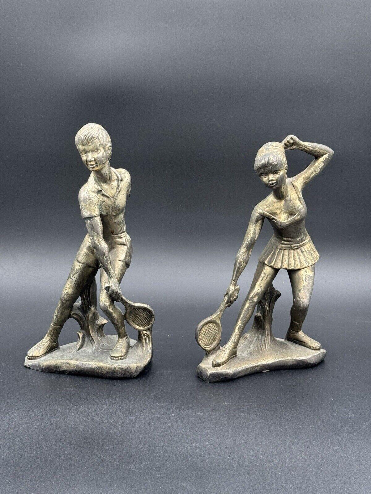 Rarissima coppia di statue in bronzo, raffigurante due ragazzi tennisti , un maschietto e una femminuccia , siamo negli anni ‘50, stile Art Dèco.

L’articolo nonostante l’età è in ottime condizioni conservative, patina presente, non vi è alcun