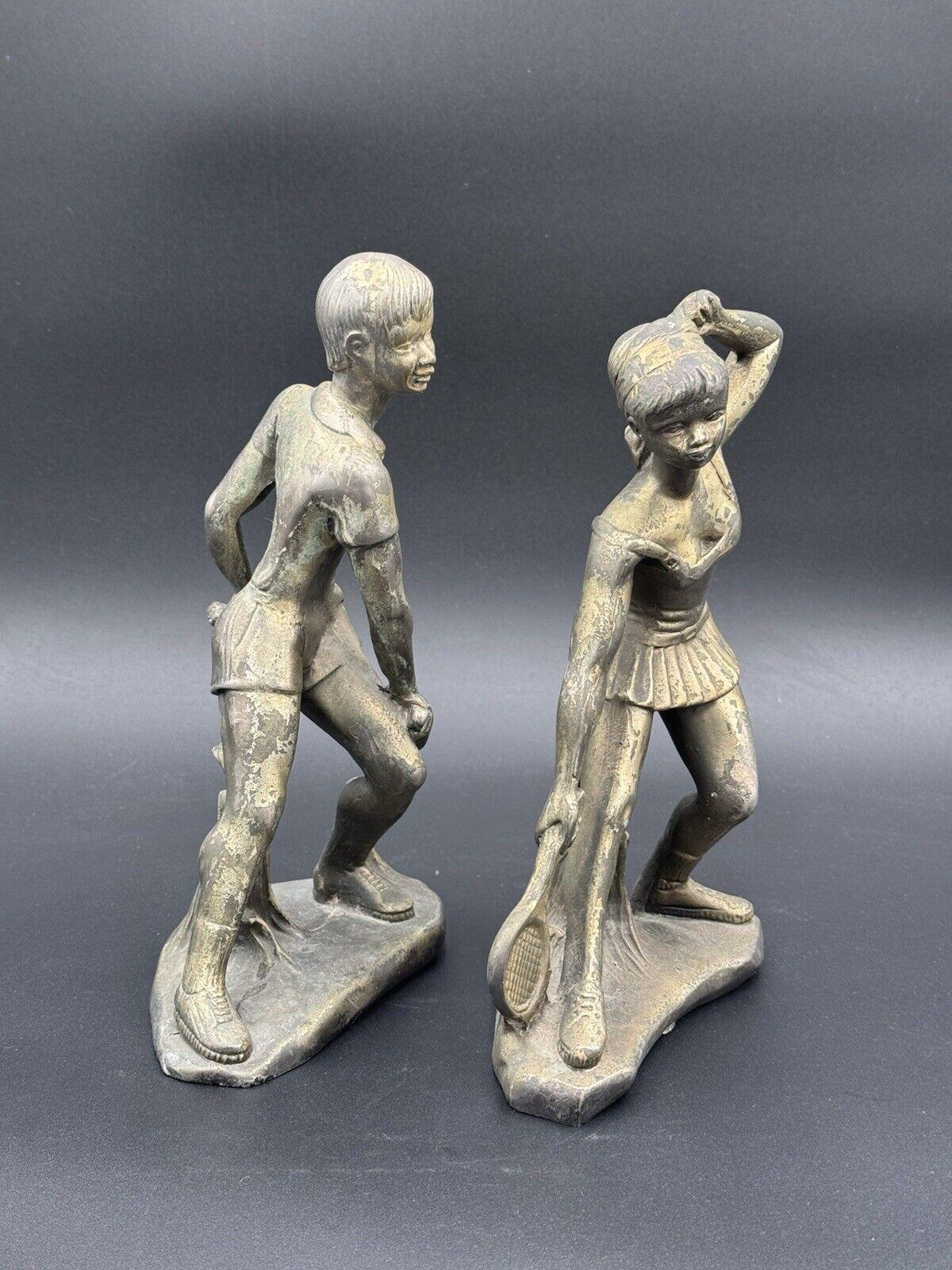 Coppia Di Sculture Art Decò Giovani Ragazzi Tennisti Tennis Anni ‘50 In condizioni buone in vendita a Taranto, IT