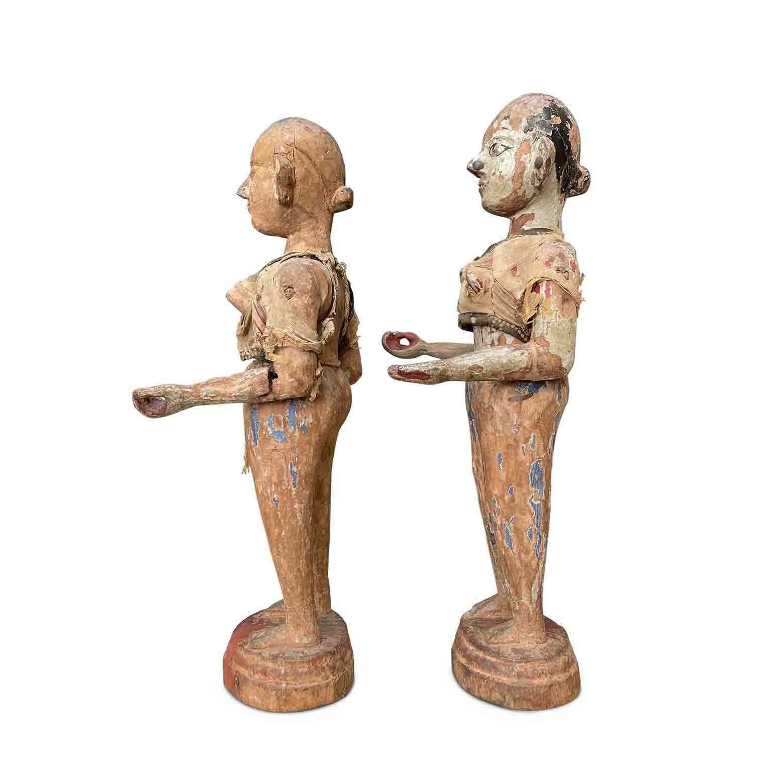 Artisanat Paire de sculptures féminines indonésiennes de la fin des années 1700 en bois sculpté et laqué en vente