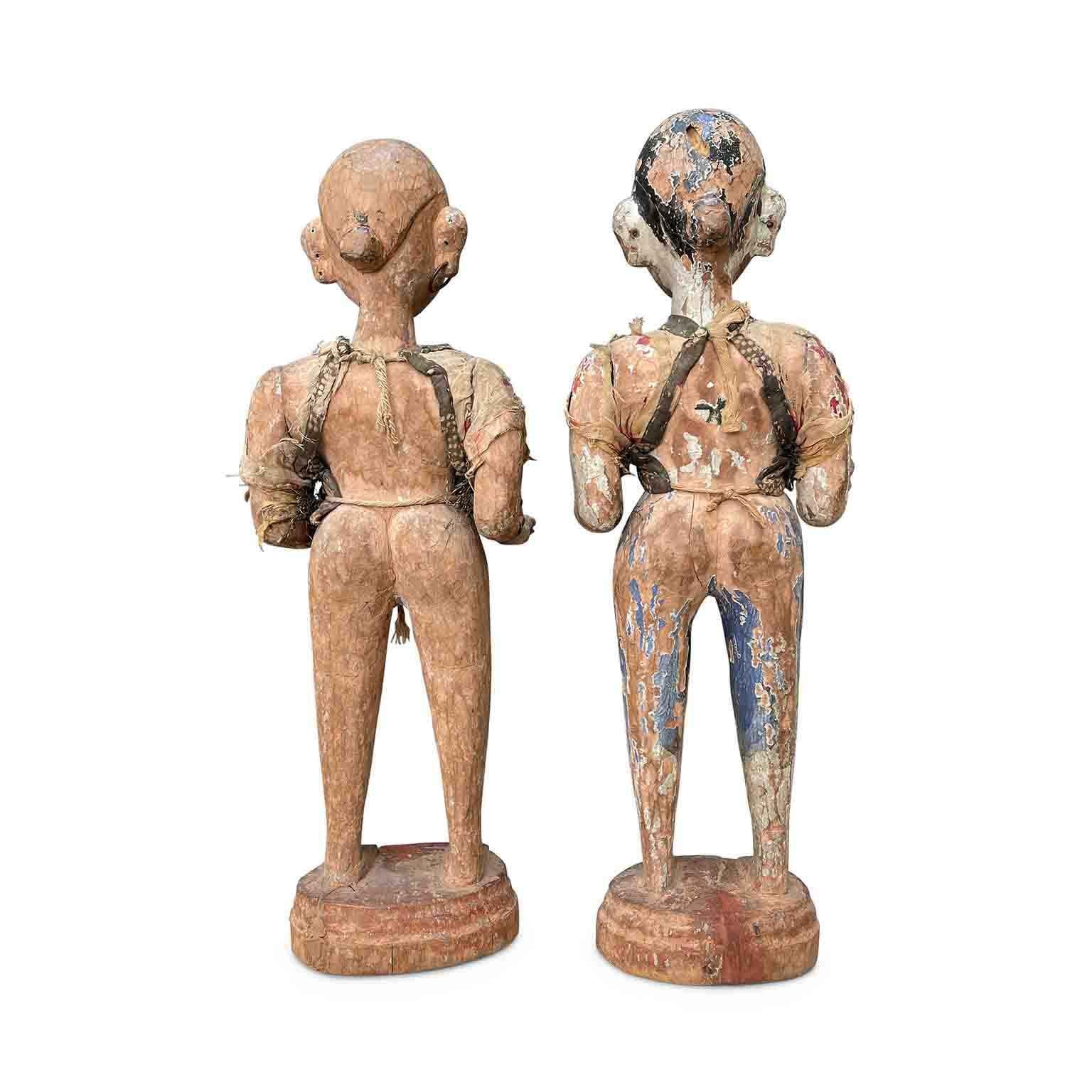 Indonesian Paire de sculptures féminines indonésiennes de la fin des années 1700 en bois sculpté et laqué en vente