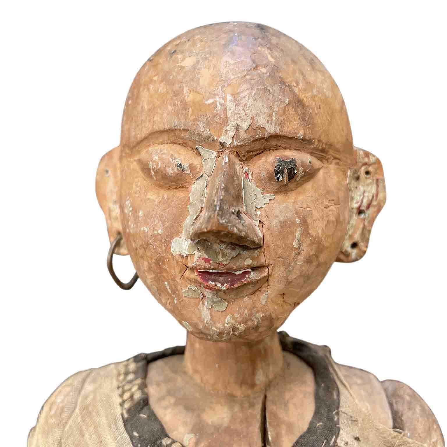 Sculpté à la main Paire de sculptures féminines indonésiennes de la fin des années 1700 en bois sculpté et laqué en vente