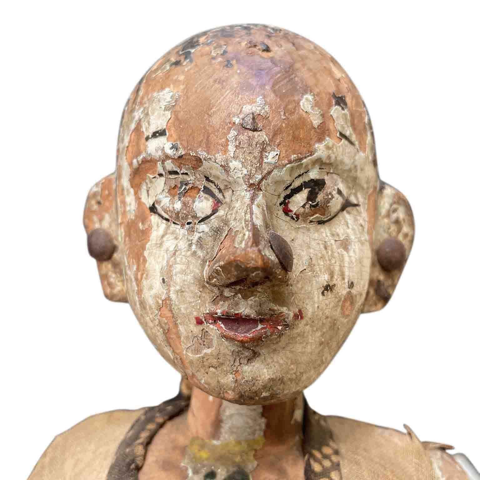 Paire de sculptures féminines indonésiennes de la fin des années 1700 en bois sculpté et laqué État moyen - En vente à Milano, MI