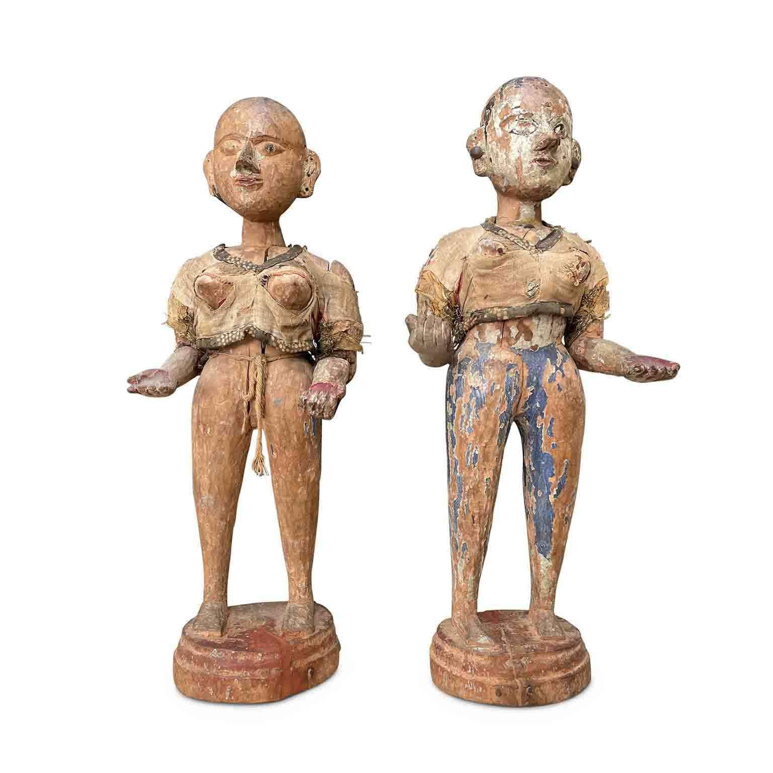 18th Century and Earlier Paire de sculptures féminines indonésiennes de la fin des années 1700 en bois sculpté et laqué en vente