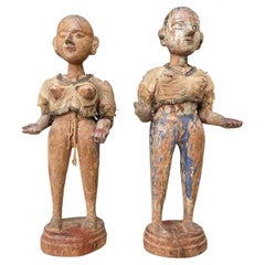 Paire de sculptures féminines indonésiennes de la fin des années 1700 en bois sculpté et laqué