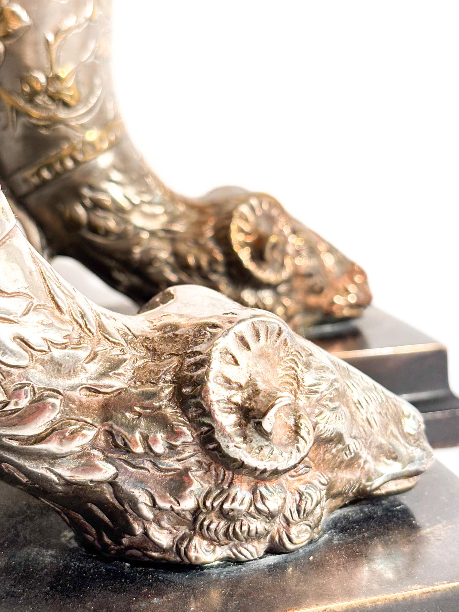 Coppia di Sculture Fermalibri in Bronzo con Corno e Ariete XX Secolo For Sale 4