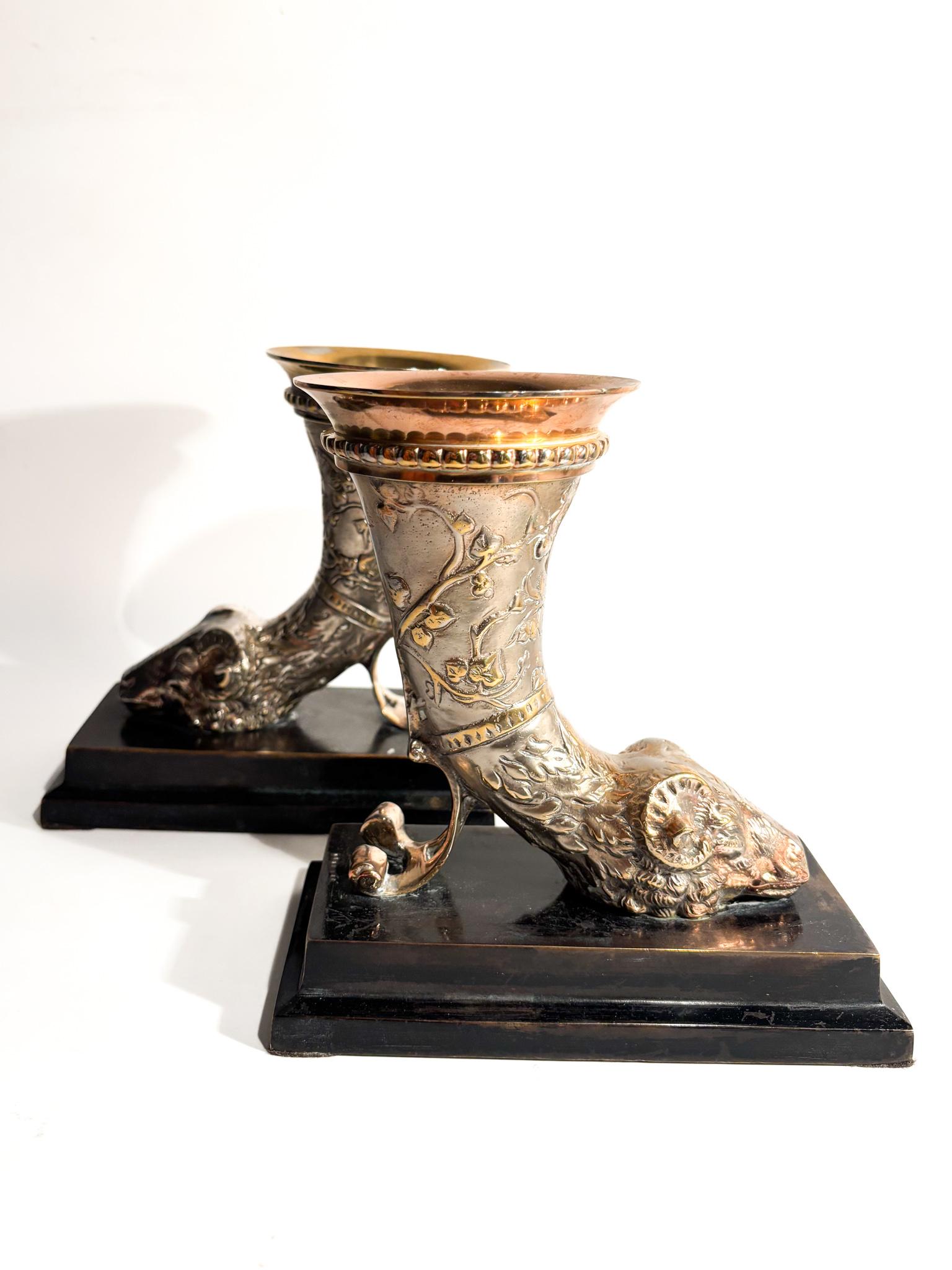 Coppia di sculture fermalibri in bronzo decorato, a forma di corno e ariete, realizzati nel XX secolo

Ø cm 20,5 Ø cm 11 h cm 20,5

L'Ariete è ricca di simbologia, intrecciando significati astrologici, mitologici e culturali. Essendo il primo segno