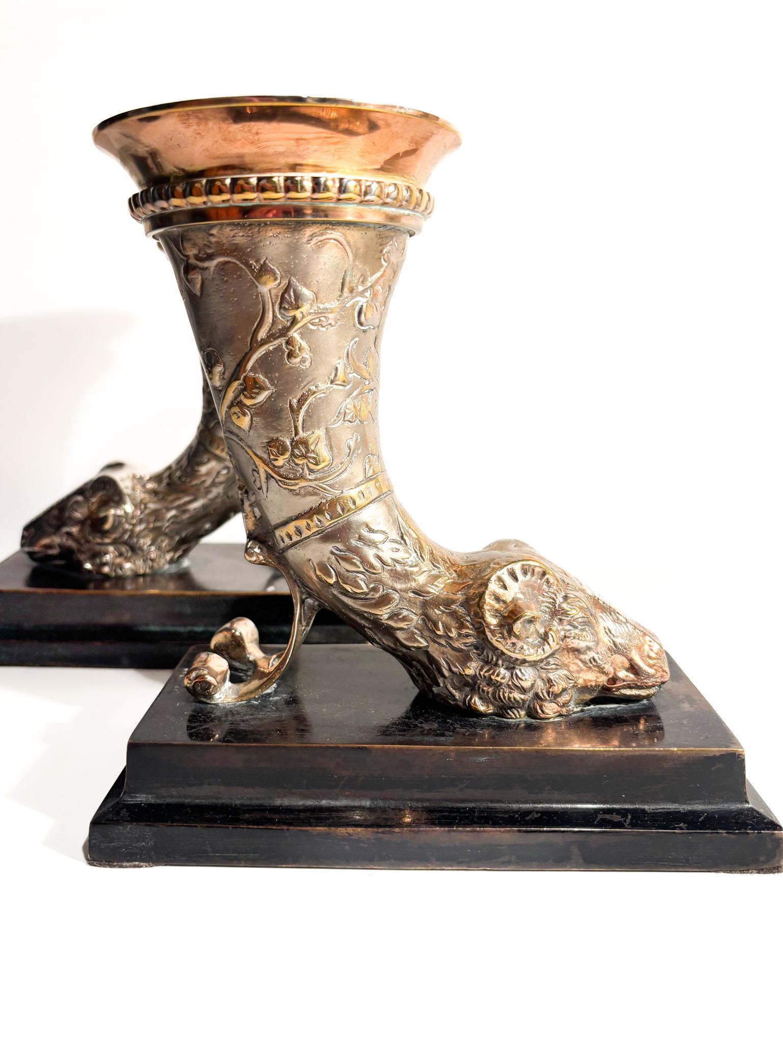 Italian Coppia di Sculture Fermalibri in Bronzo con Corno e Ariete XX Secolo For Sale