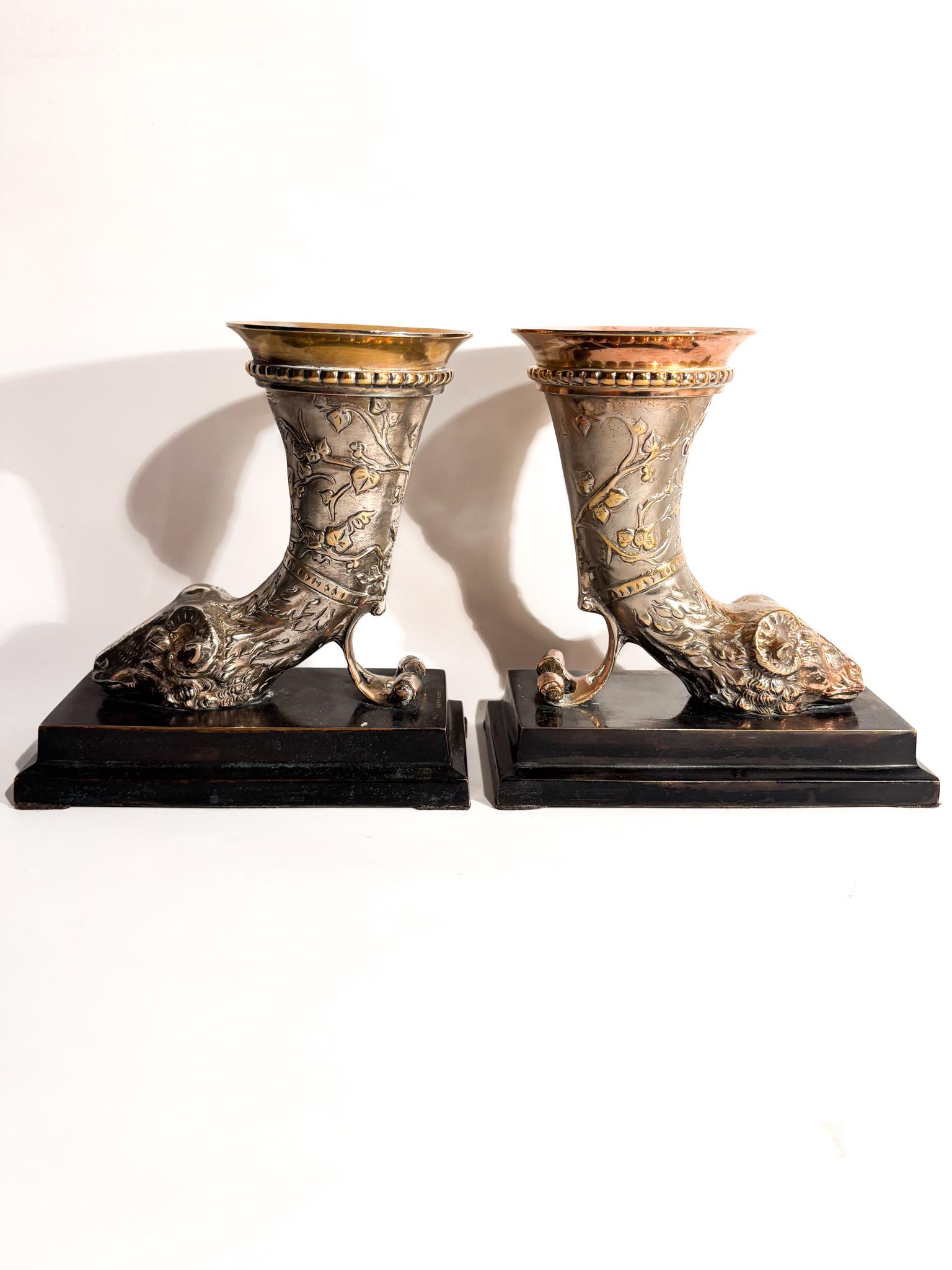 Coppia di Sculture Fermalibri in Bronzo con Corno e Ariete XX Secolo In Good Condition For Sale In Milano, MI