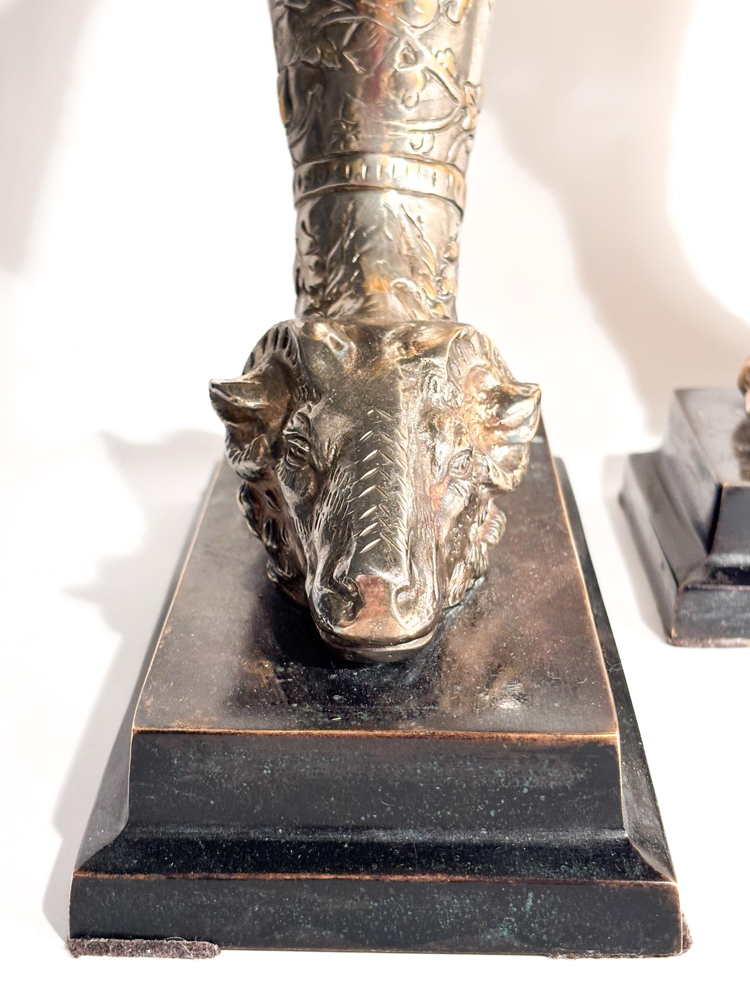 Coppia di Sculture Fermalibri in Bronzo con Corno e Ariete XX Secolo For Sale 1