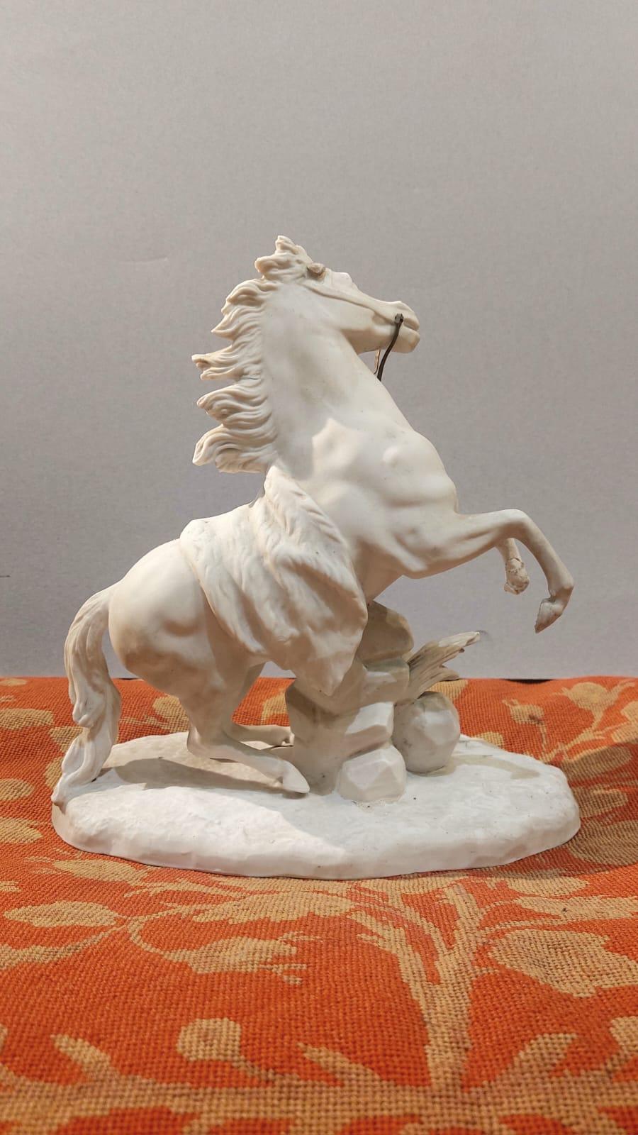 Pareja de esculturas de porcelana bizcochada que representan dioscuros en venta 3