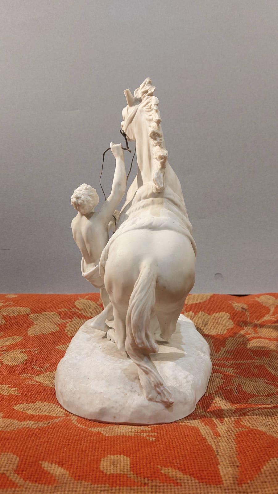 Pareja de esculturas de porcelana bizcochada que representan dioscuros en venta 4