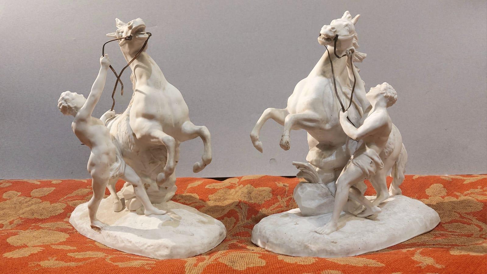 Las dos esculturas representan dos caballos domados por dos jóvenes. El tema se remonta a la iconografía de los dioscuros, que tiene su origen en la mitología griega, romana y etrusca y ha evolucionado con el tiempo, viendo innumerables